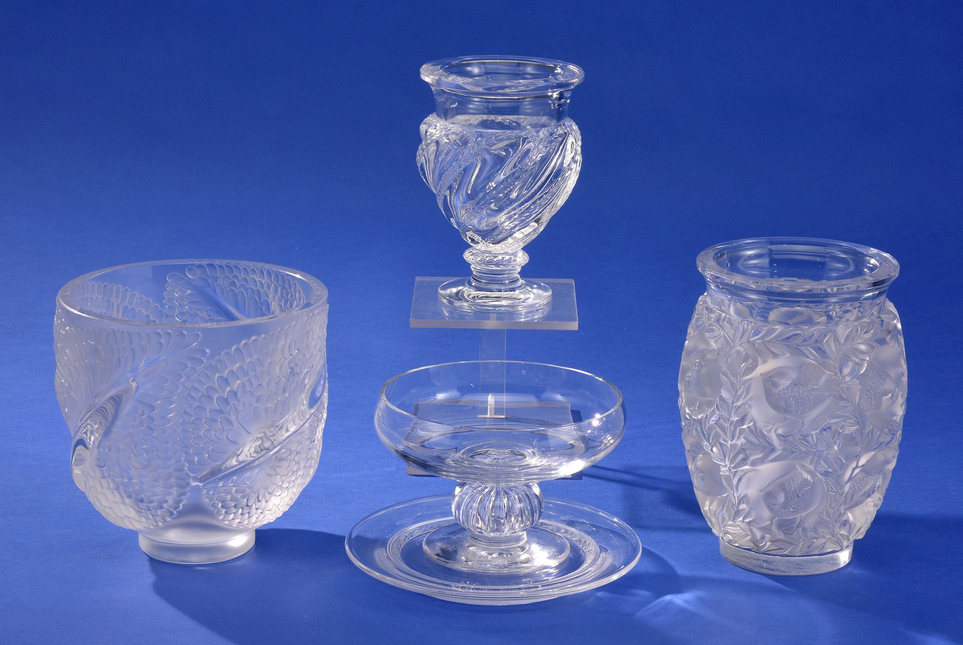Drei Lalique-Vasen und -Schale mit Untersatz Trois vases et coupes Lalique avec &hellip;