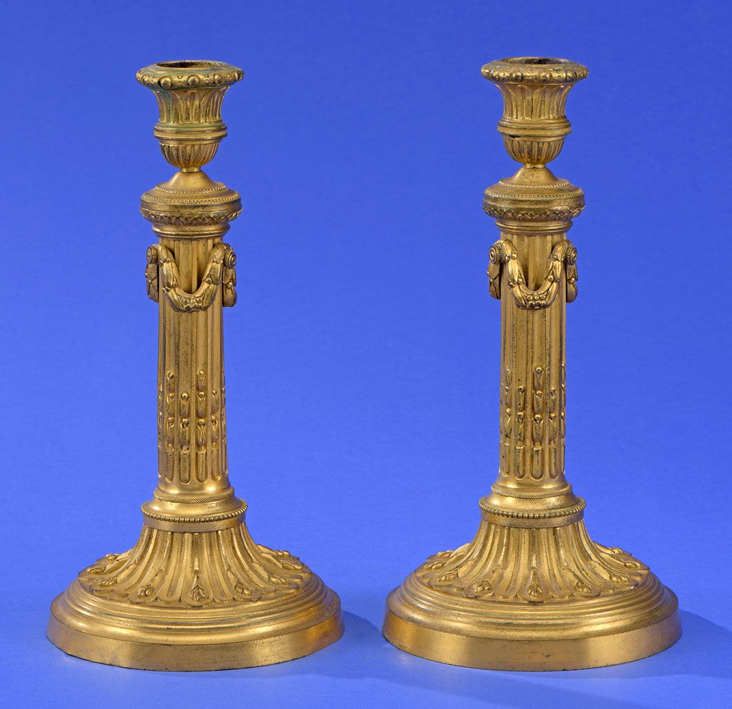 Ein Paar Kerzenhalter im Louis XVI-Stil Une paire de chandeliers de style Louis &hellip;