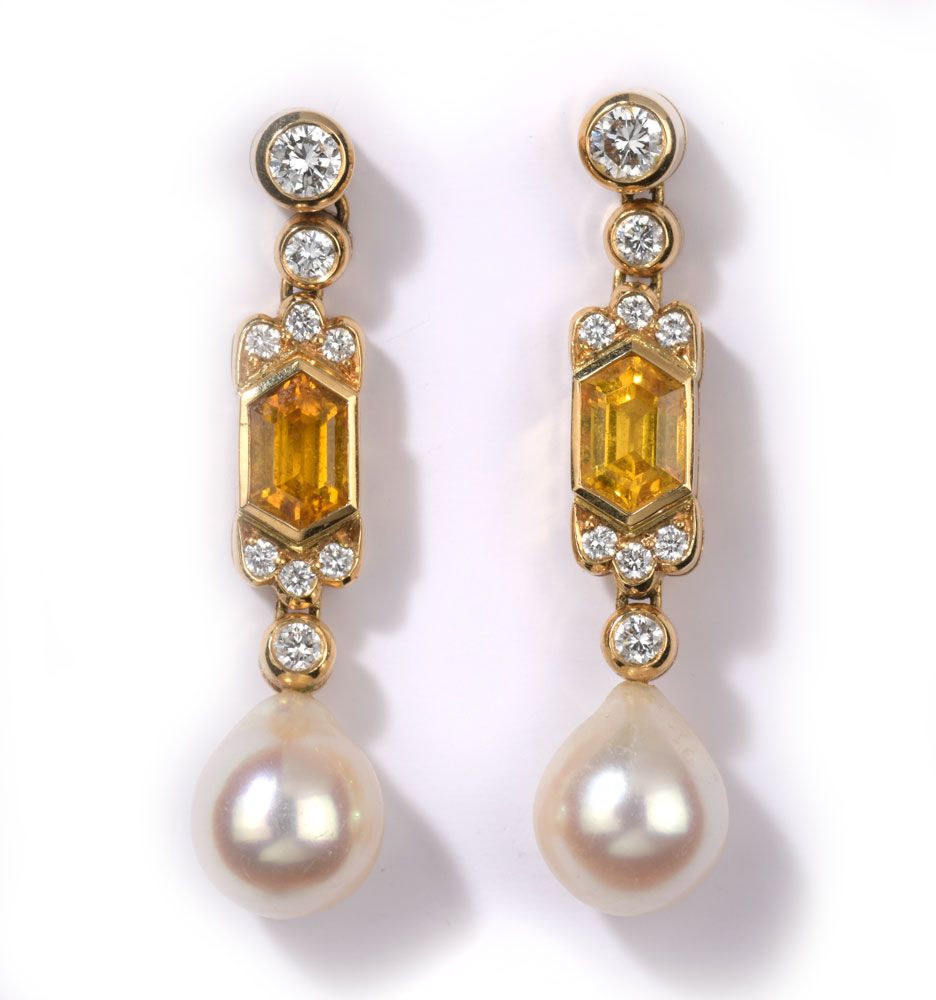 Ein Paar Ohrhänger Un paio di orecchini
Oro giallo 750, perle, diamanti e zaffir&hellip;