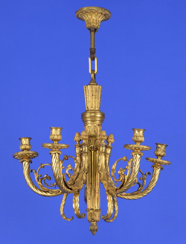Kleiner Deckenleuchter im Louis XVI-Stil 路易十六风格的小型天花板吊灯，19 世纪末。
五朵火焰。青铜，镀金。高 82 &hellip;