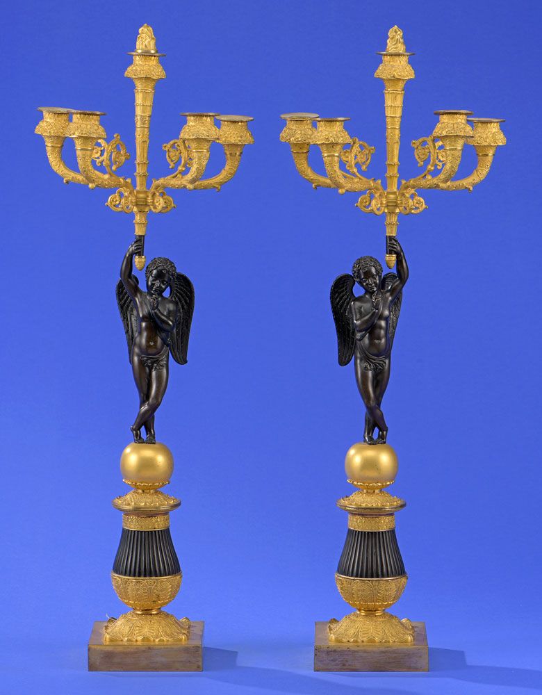 Ein Paar fünfflammiger Empire-Girandolen 一对五焰帝国烛台 法国，19 世纪前三叶。
雕塑丘比特手持五灯烛台。青铜，火鎏&hellip;
