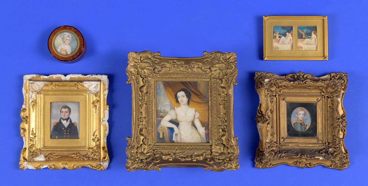 Fünf Miniaturen und Deckeldose mit Miniatur 五幅微型画和带盖的 19 世纪微型画盒。
15 x 13 厘米或更小的女&hellip;