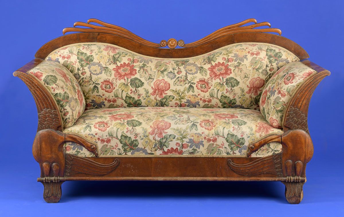 Sofa Canapé allemand vers 1830
Accoudoirs avec des oiseaux sculptés. Noyer et bo&hellip;