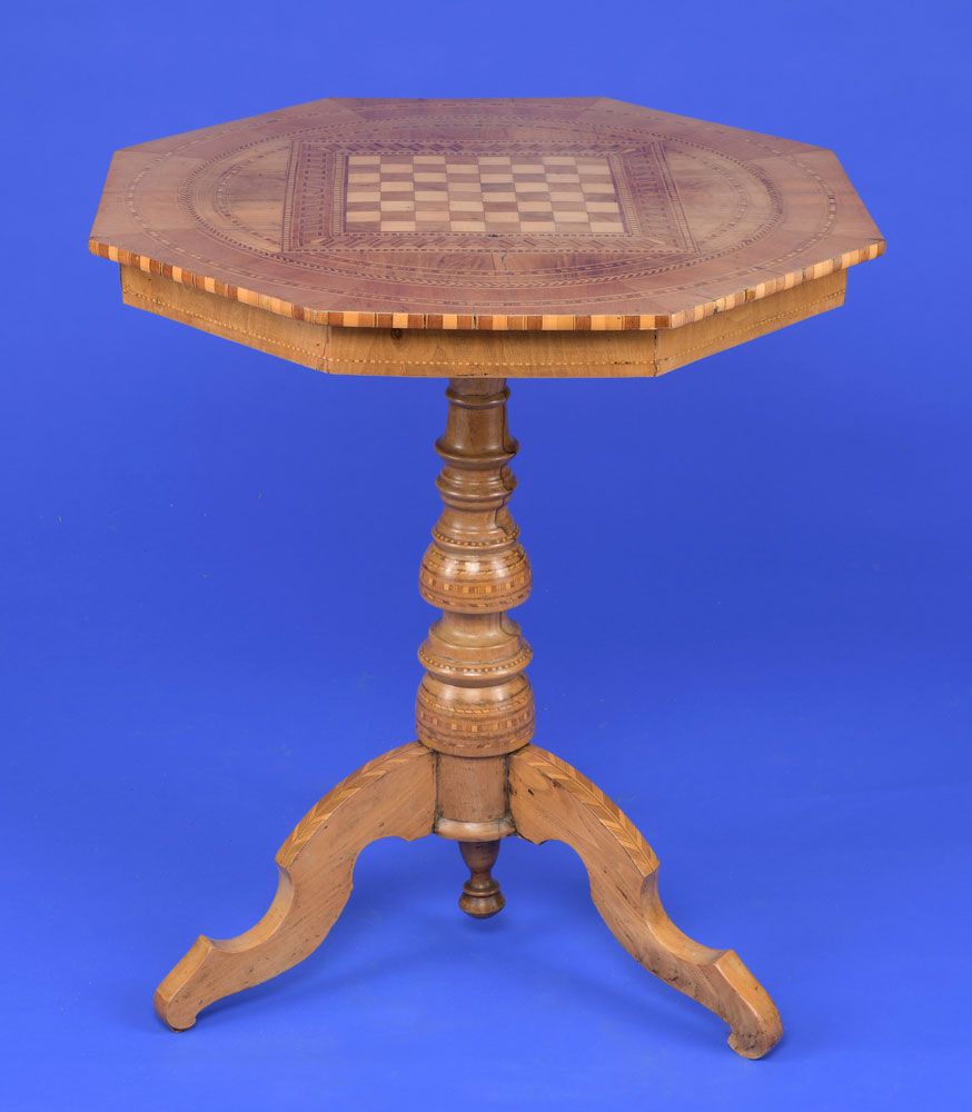 Schachtisch 棋桌 意大利，19 世纪中期。
单圆顶，镶嵌丰富。高 73 厘米，宽 71 厘米。