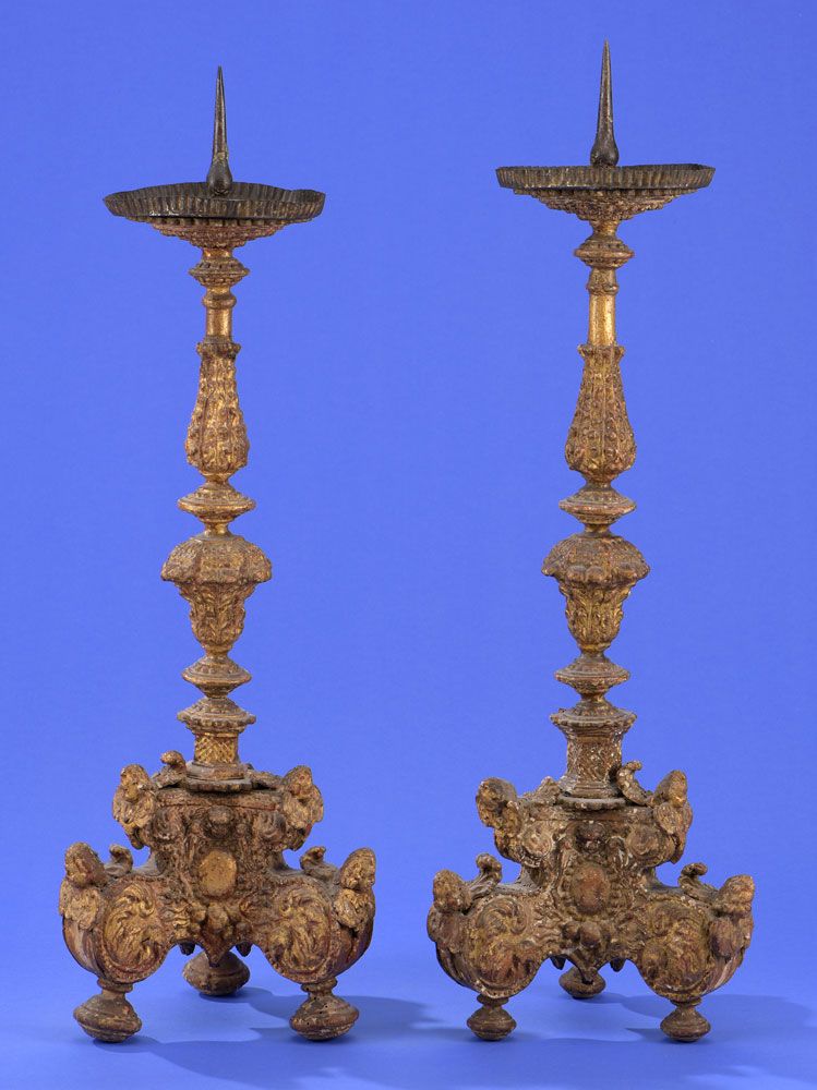 Ein Paar Altarleuchter Une paire de chandeliers d'autel Italie 17e siècle.
Riche&hellip;