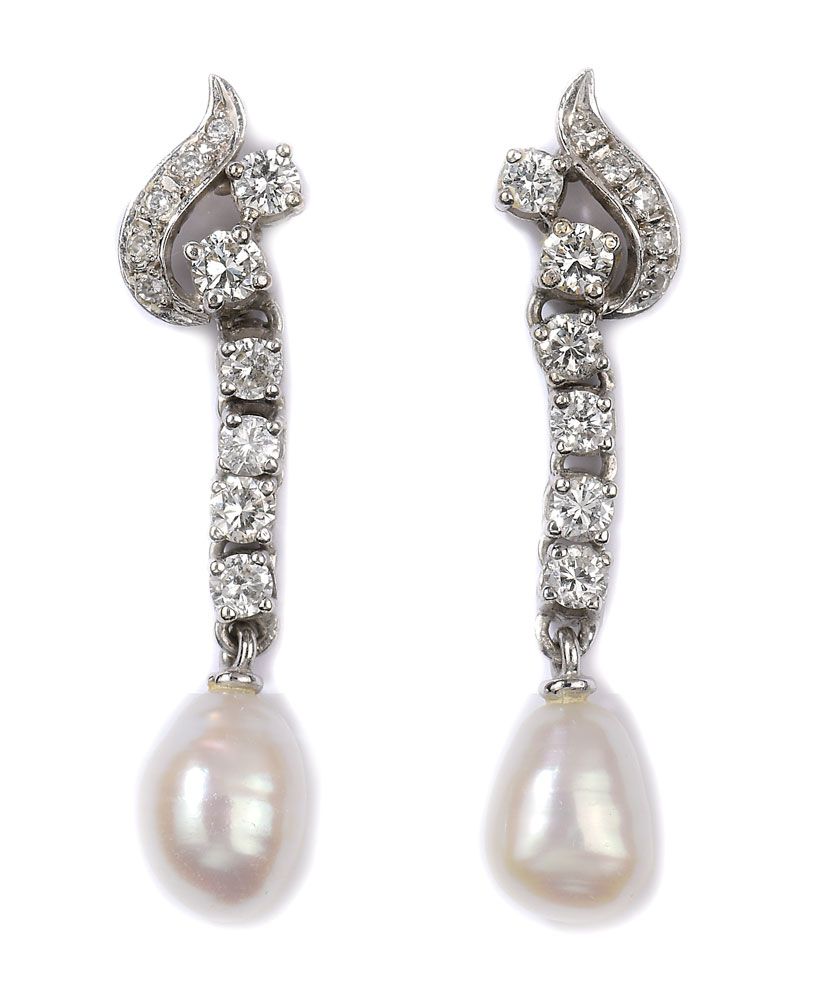 Ein Paar Ohrhänger 一对耳环
585 白金、钻石和一颗珍珠。长 3.3 厘米。