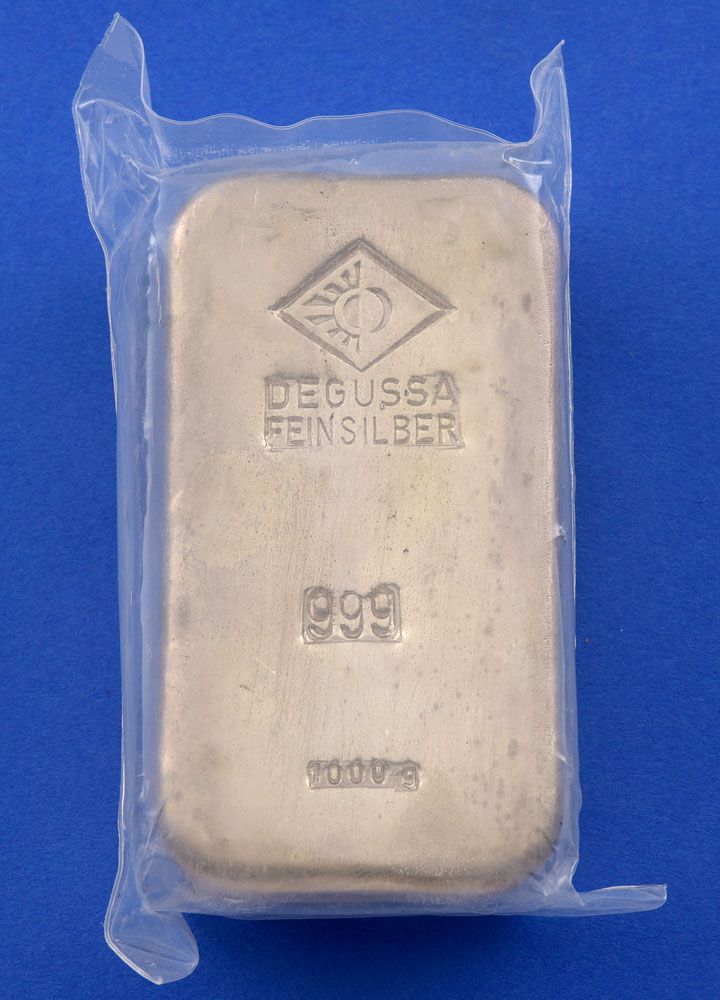 Degussa ,,1000 g" Silberbarren Barre d'argento Degussa "1000 g
Argento 999 fine.&hellip;