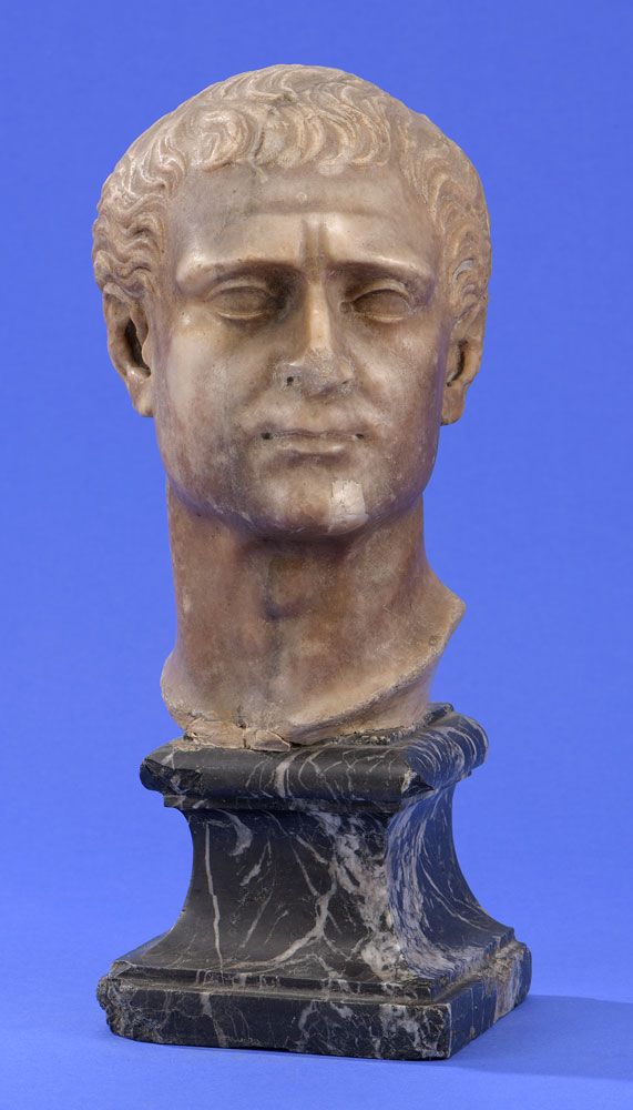 Portraitbüste Busto ritratto
Marmo, diga e resto. Basamento successivo. H 36 cm &hellip;