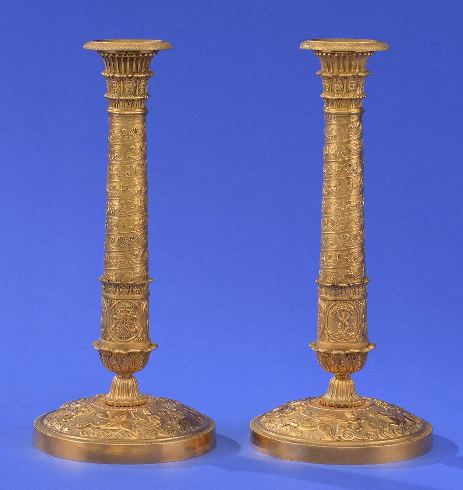 Ein Paar Kerzenhalter Une paire de chandeliers Premier tiers du 19e siècle.
En b&hellip;
