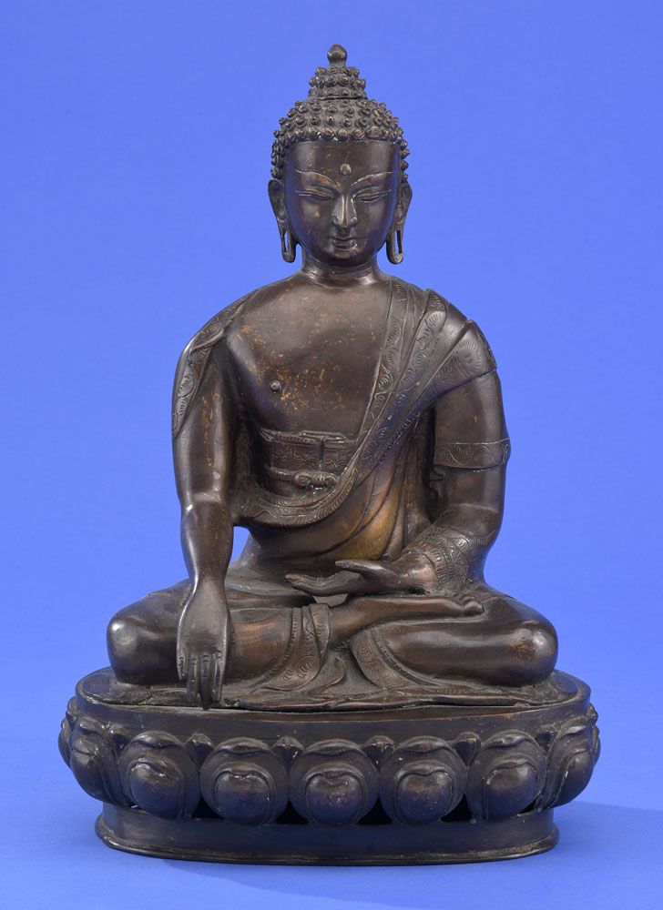 Buddha auf Lotussockel, Bronze. H 39,5 cm. Bouddha sur socle en lotus, bronze. H&hellip;
