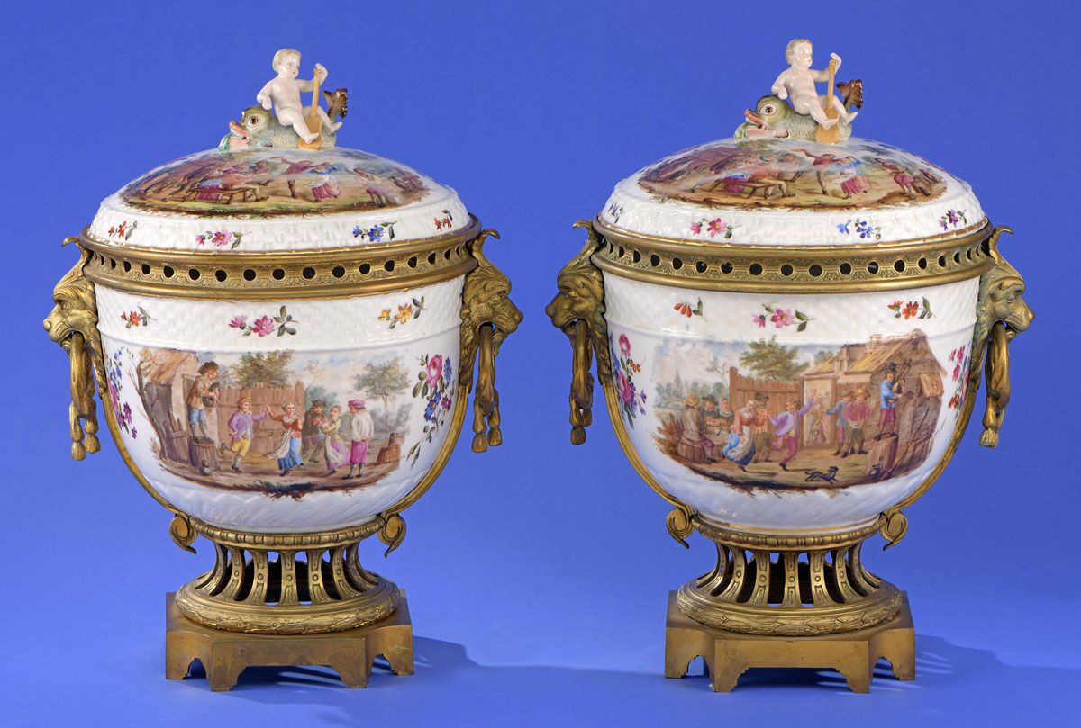 Ein Paar großer Potpourri-Deckelgefäße Paire de grands vases à couvercles en pot&hellip;