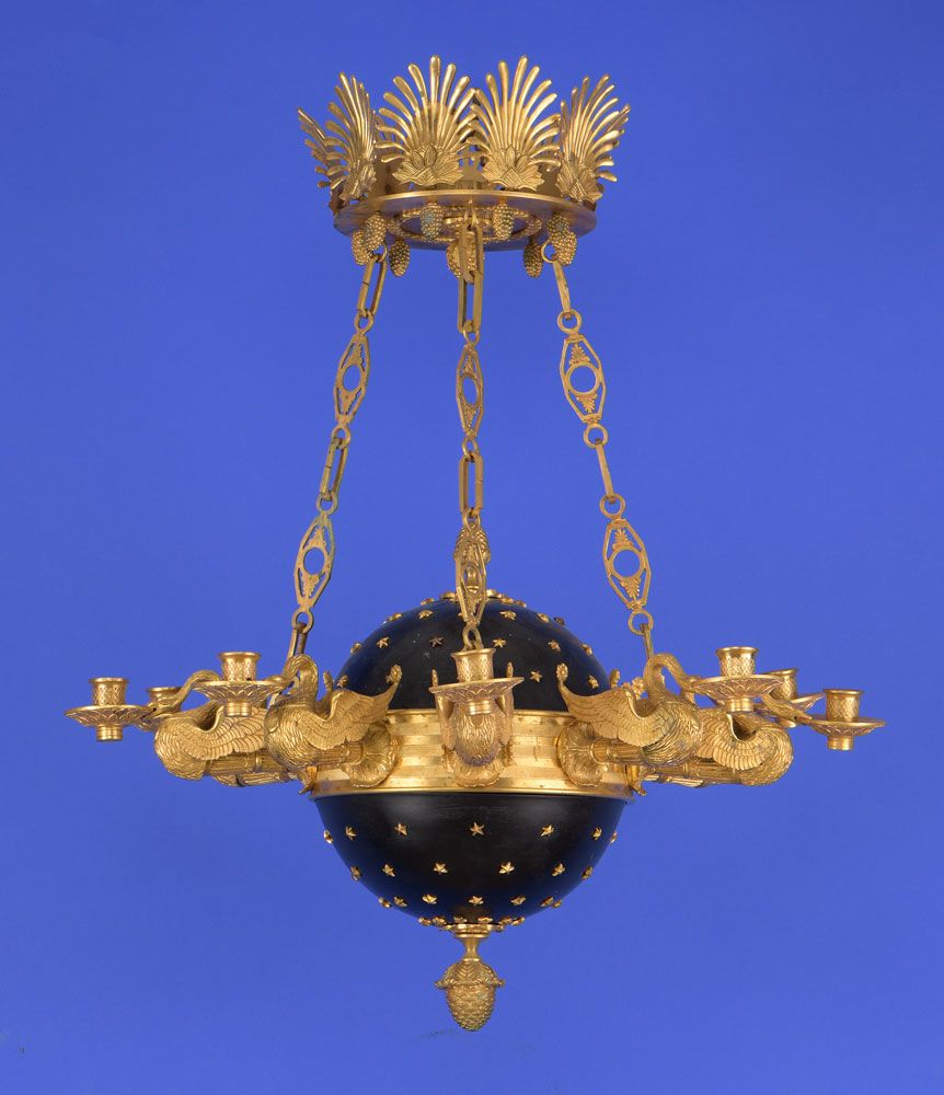 Neunflammige Empire-Deckenlampe 九灯帝国吸顶灯
雕塑般的天鹅吊灯臂。青铜，镀金，深色釉面。高 78 厘米，∅ 66 厘米。
