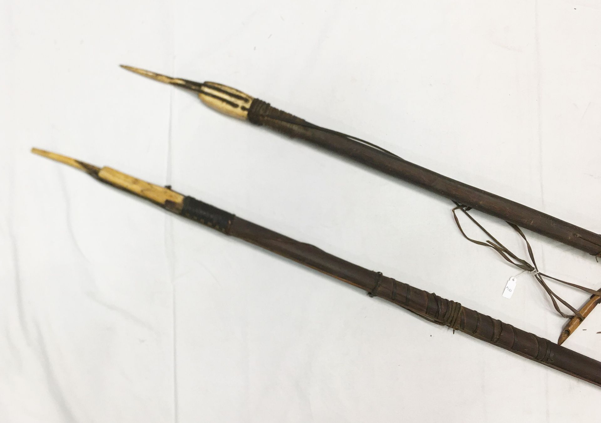 Null 两把因纽特人的鱼叉。木材和海象牙，皮革和骨头。使用时的旧斑纹。长：260厘米