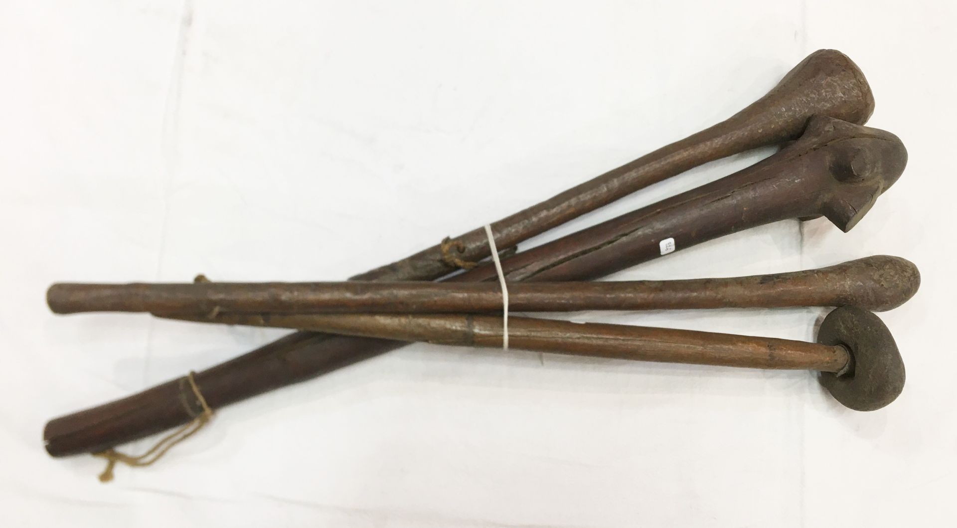 Null Juego de cuatro palos, madera dura, pátina de uso. L.: 47, 60, 68 y 75 cm