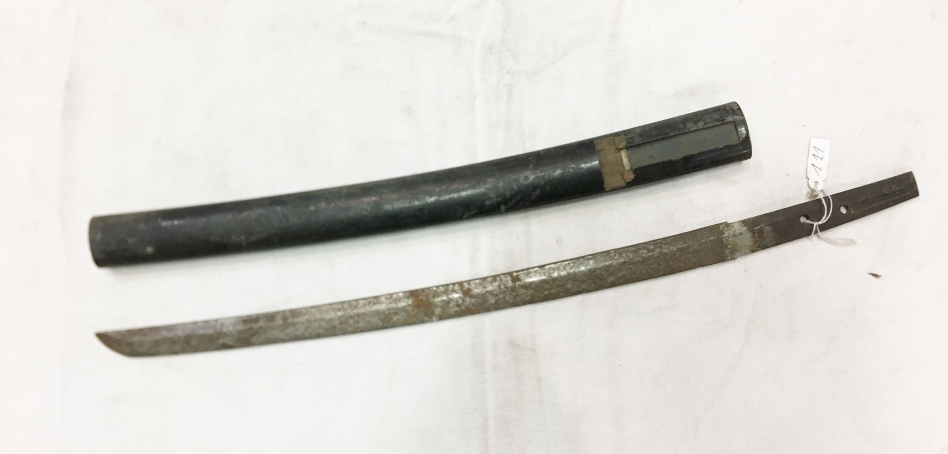 Null Parte di una spada giapponese con lama (ossidata) e fodero laccato nero - X&hellip;