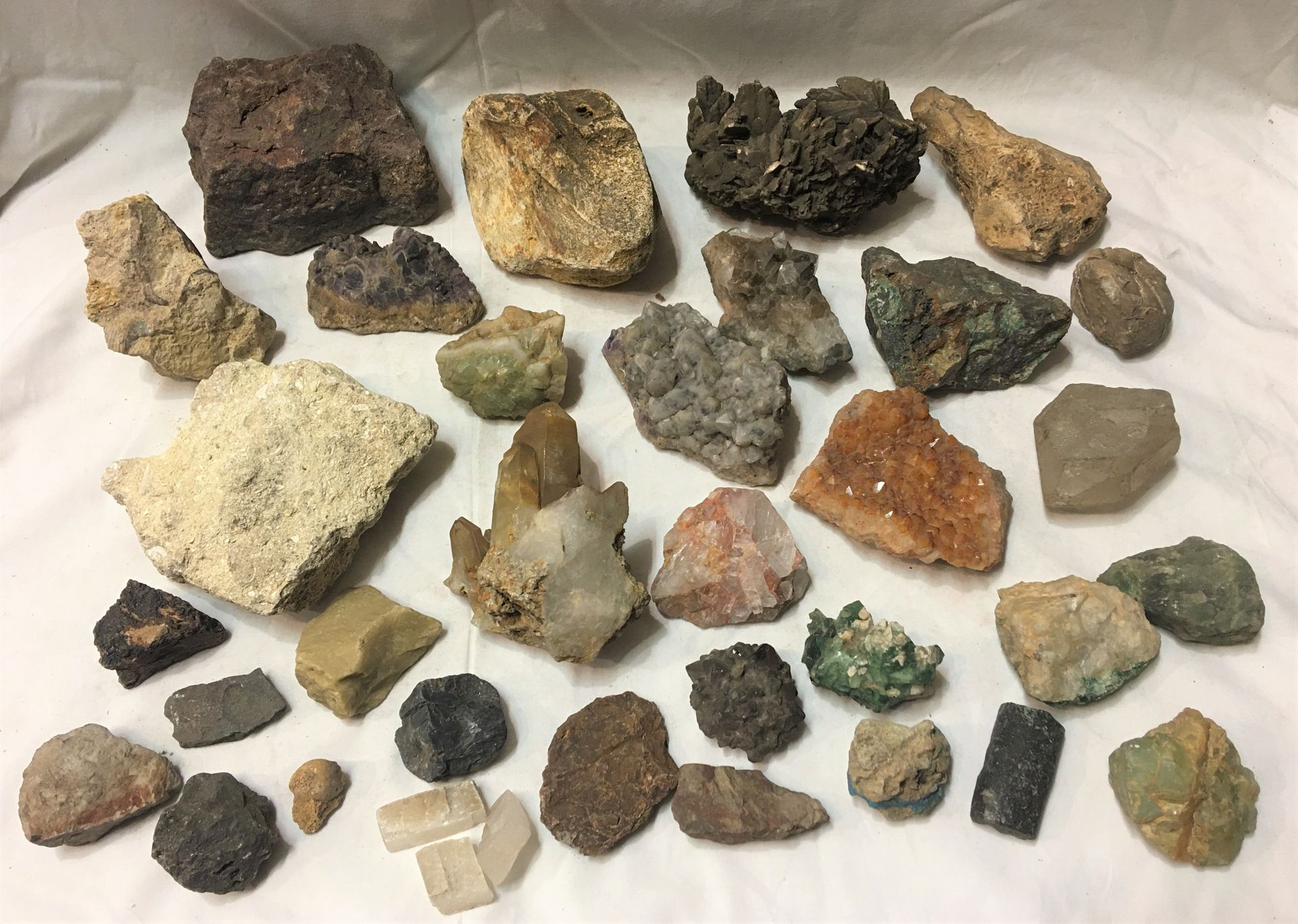 Null Un lote de más de 25 ejemplares de varios minerales, entre ellos cuarzo ros&hellip;