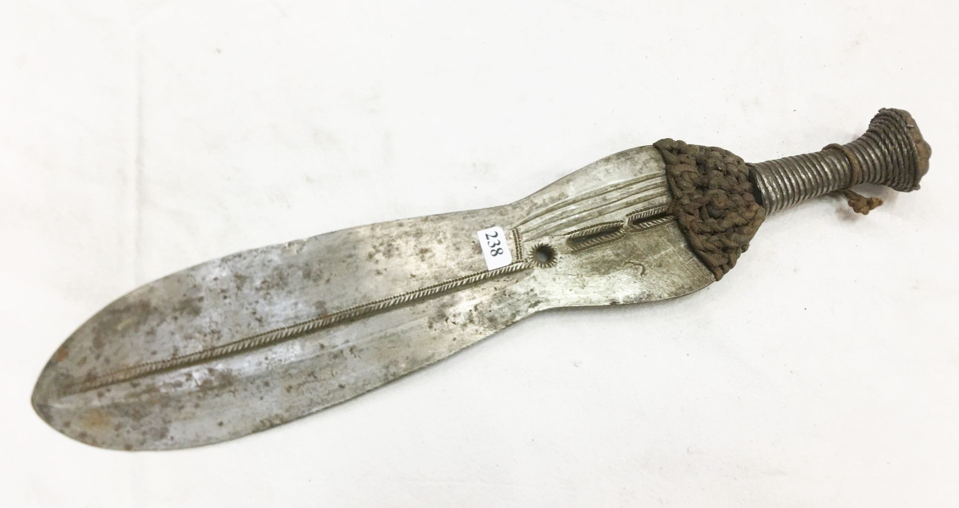 Null 波托刚果短剑。铁制刀片按尺寸切割并刻字。木质手柄上覆盖着铜丝、黄铜和皮革。因使用而产生的老旧铜锈。长度：39.5厘米