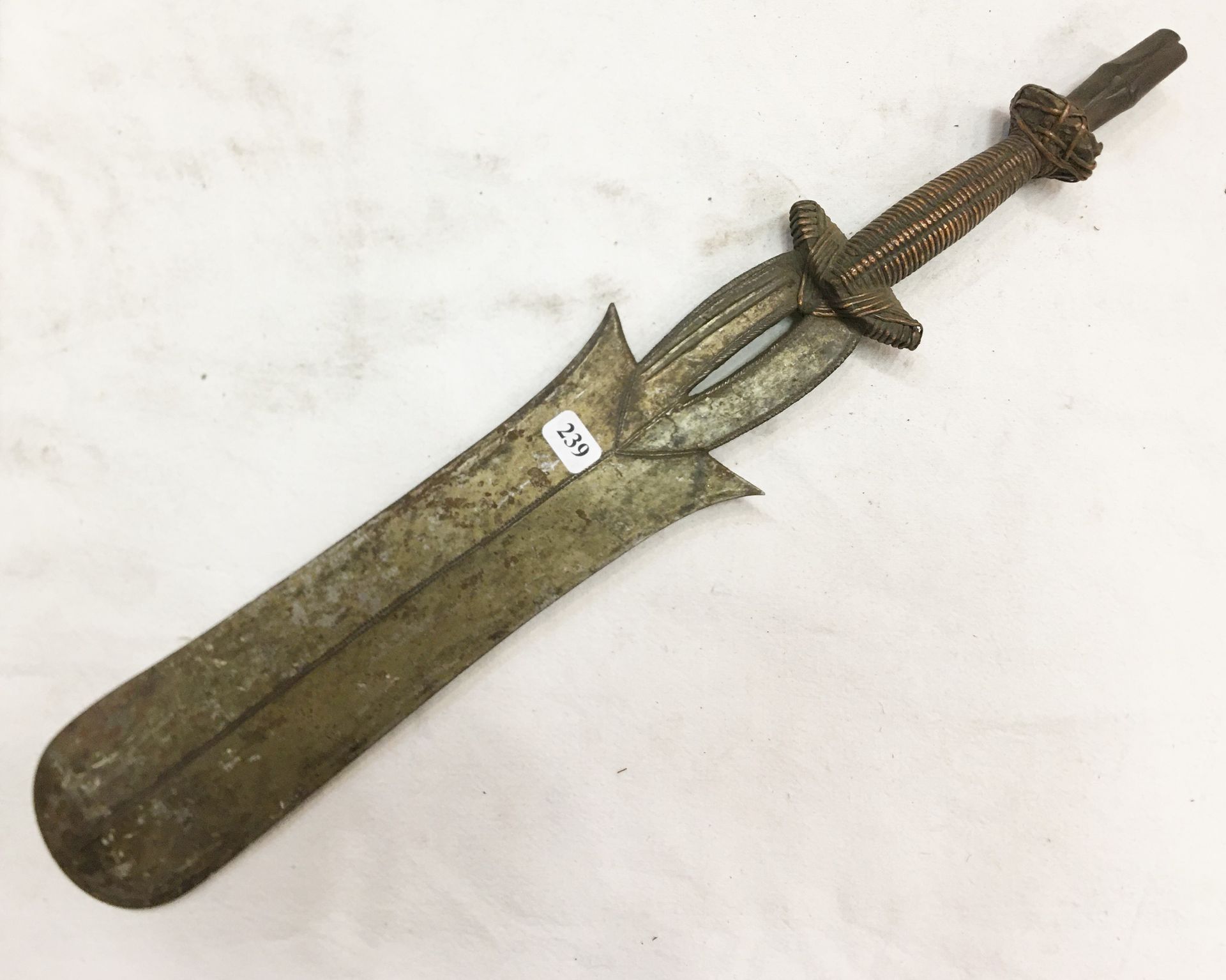 Null Ngombe剑。刚果。铁和黄铜，有使用的铜锈。长：41.5厘米