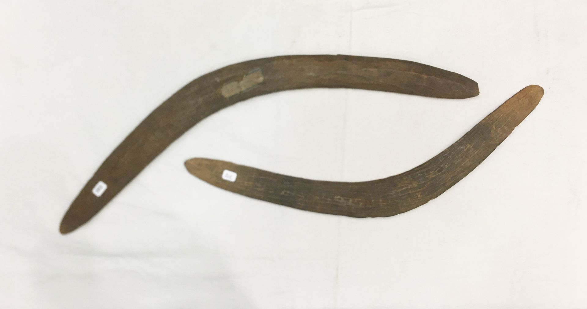 Null 两个回旋镖。澳大利亚土著人。硬木，因使用而产生的旧斑纹。长：62厘米和52厘米（旧标签）。