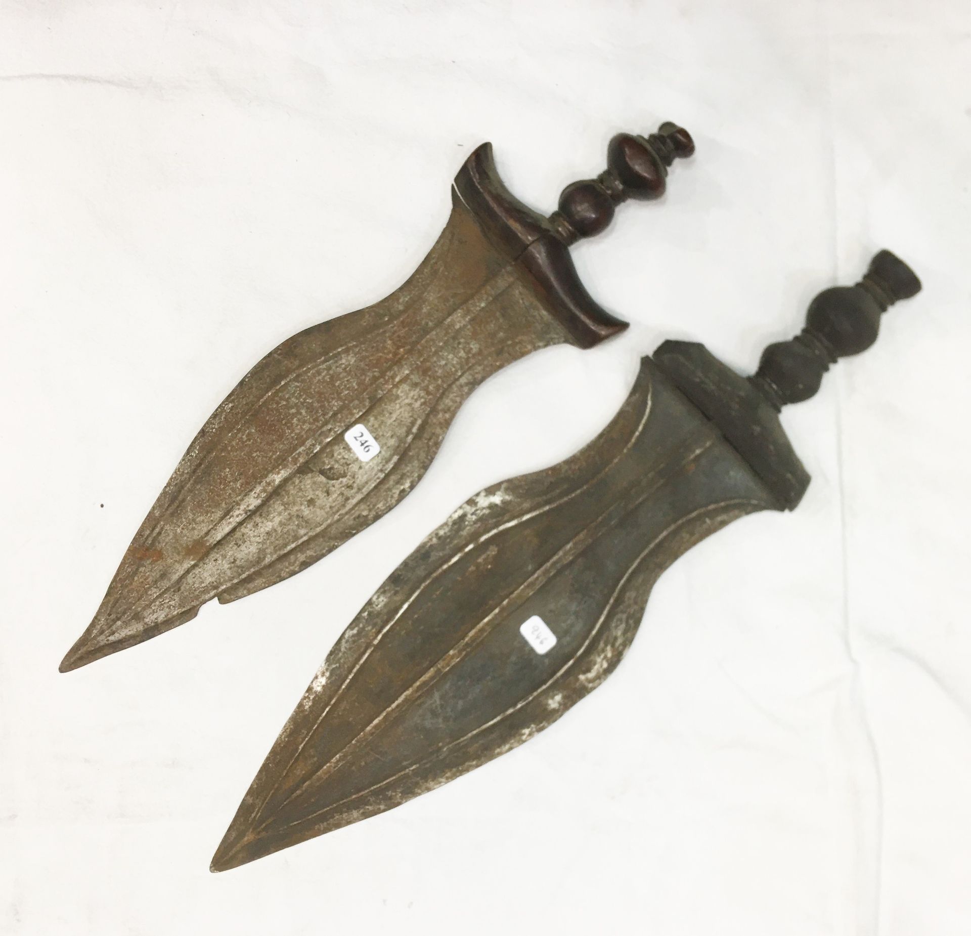 Null 一套两把的Baule刀。象牙海岸，刀刃上有小的事故，使用时有旧的铜锈，木质雕刻的手柄。长：42和47厘米
