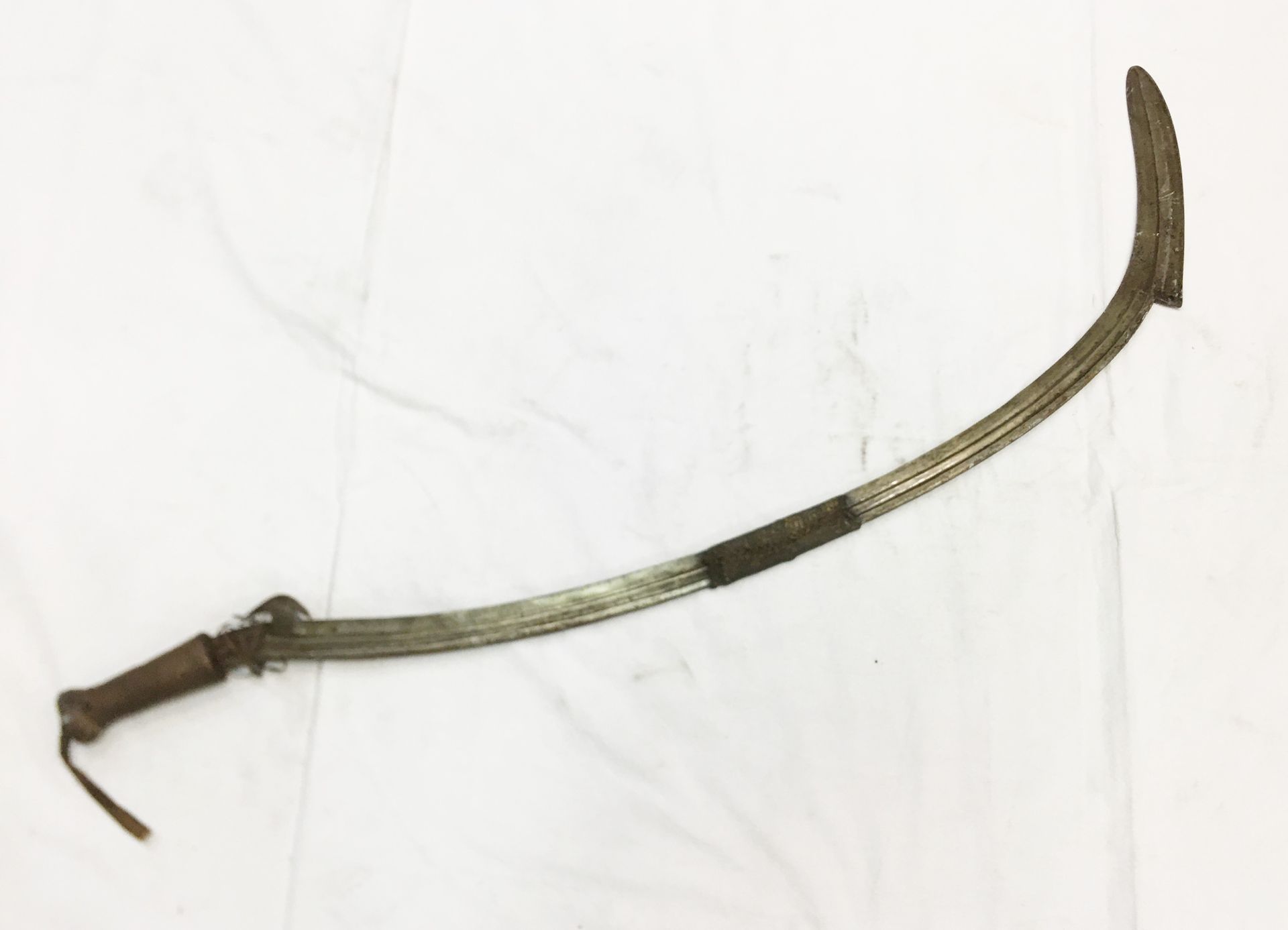 Null 弯曲的阔剑；阿赞德。刚果北部。木质手柄上覆盖有铜丝。使用时的旧斑纹。长：95厘米
