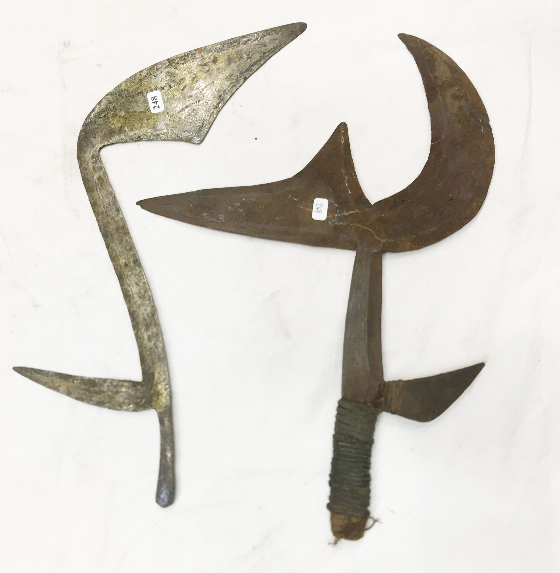 Null 一套两把Zande投掷刀。刚果北部，铁和皮革，古老的铜锈。长：42厘米