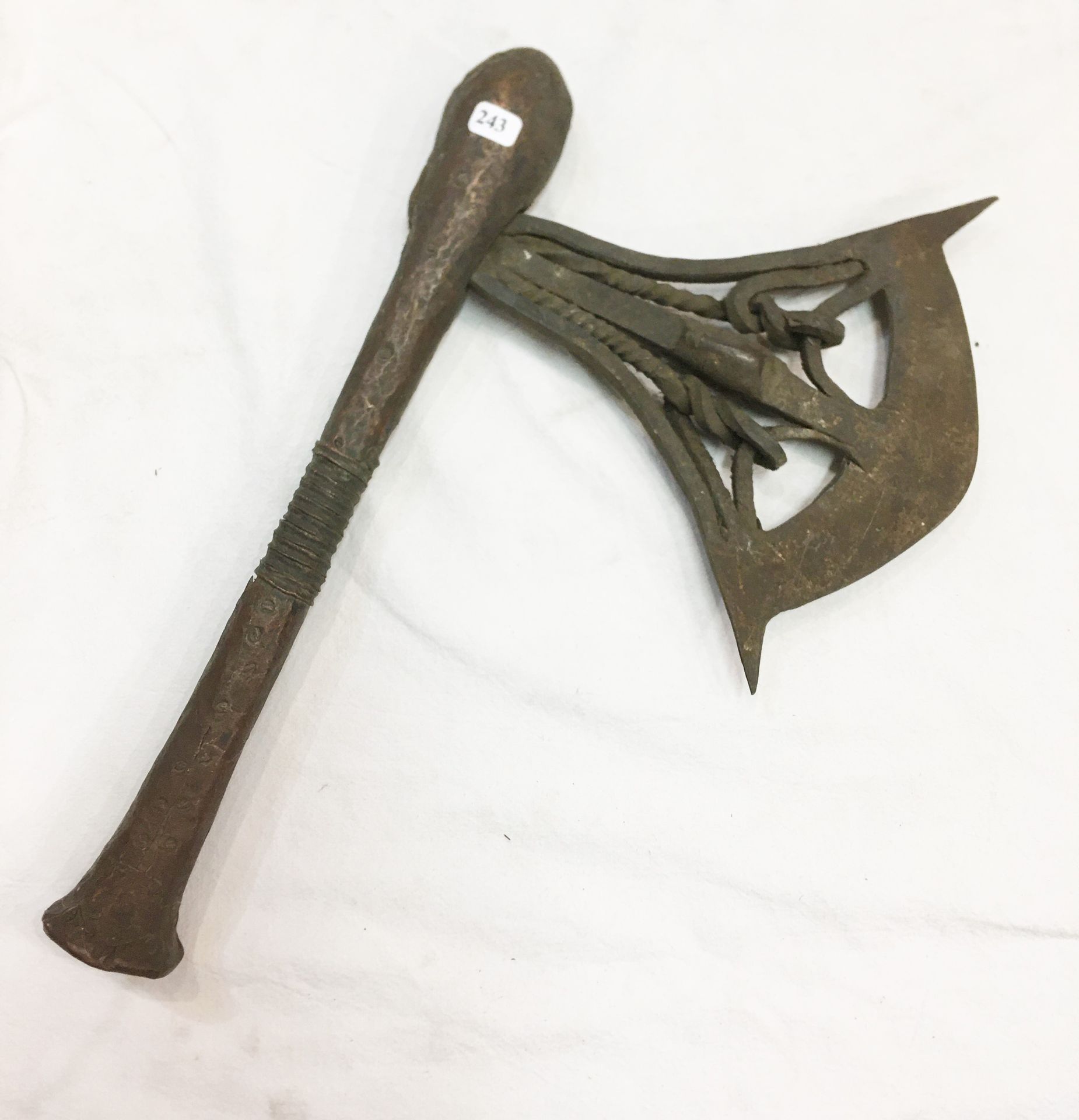 Null 由金属、木头和铜制成的大型古代威望斧。宋业。刚果。铁制的刀刃上有两个锻造的头，刀柄上有钉子的铜片。高度：34厘米。

使用时的旧斑纹。