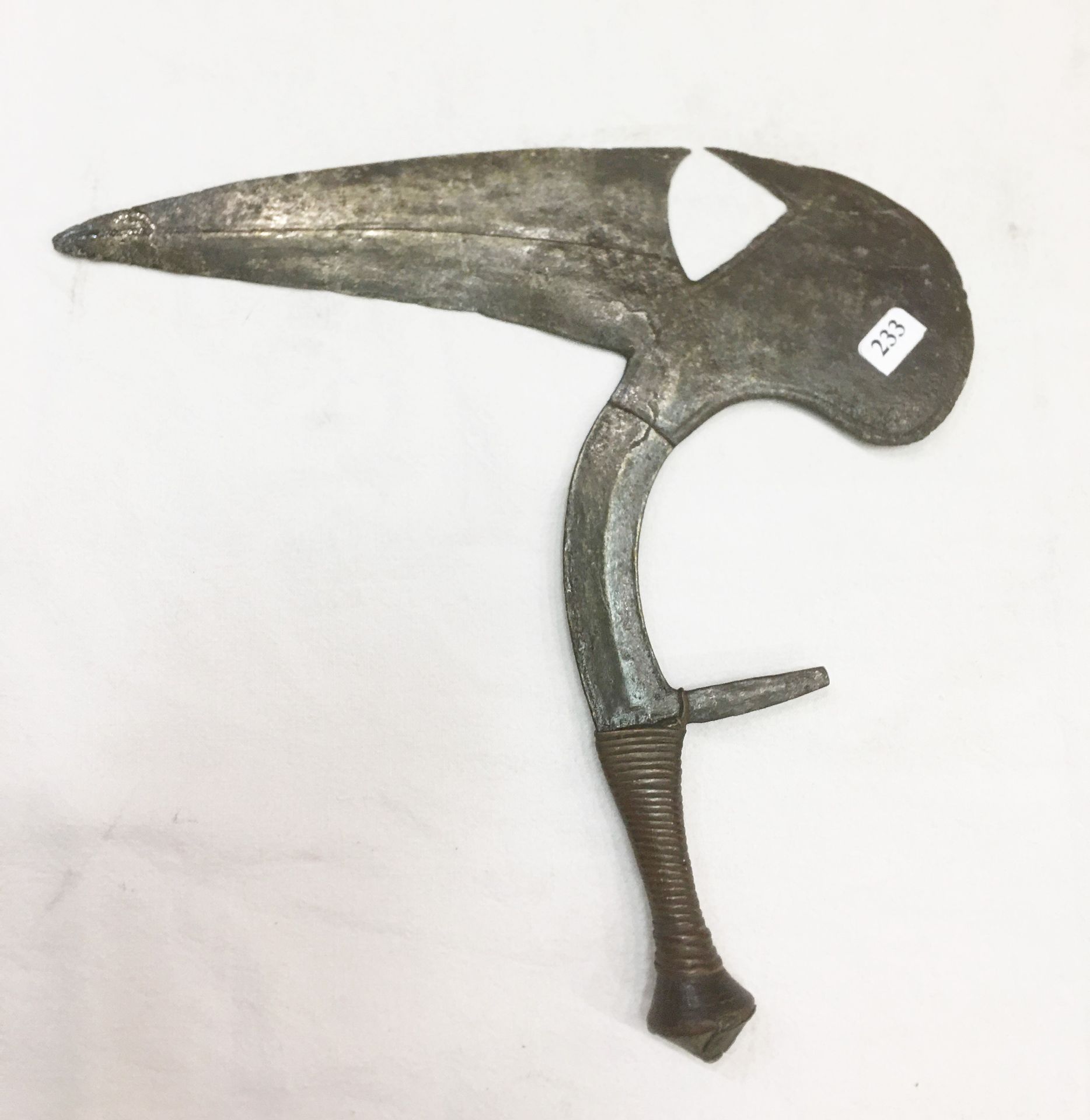 Null KOTA 加蓬投掷刀 形状为鸟头，手柄上覆盖有金属。因使用而产生的老旧铜锈。L. : 25 cm