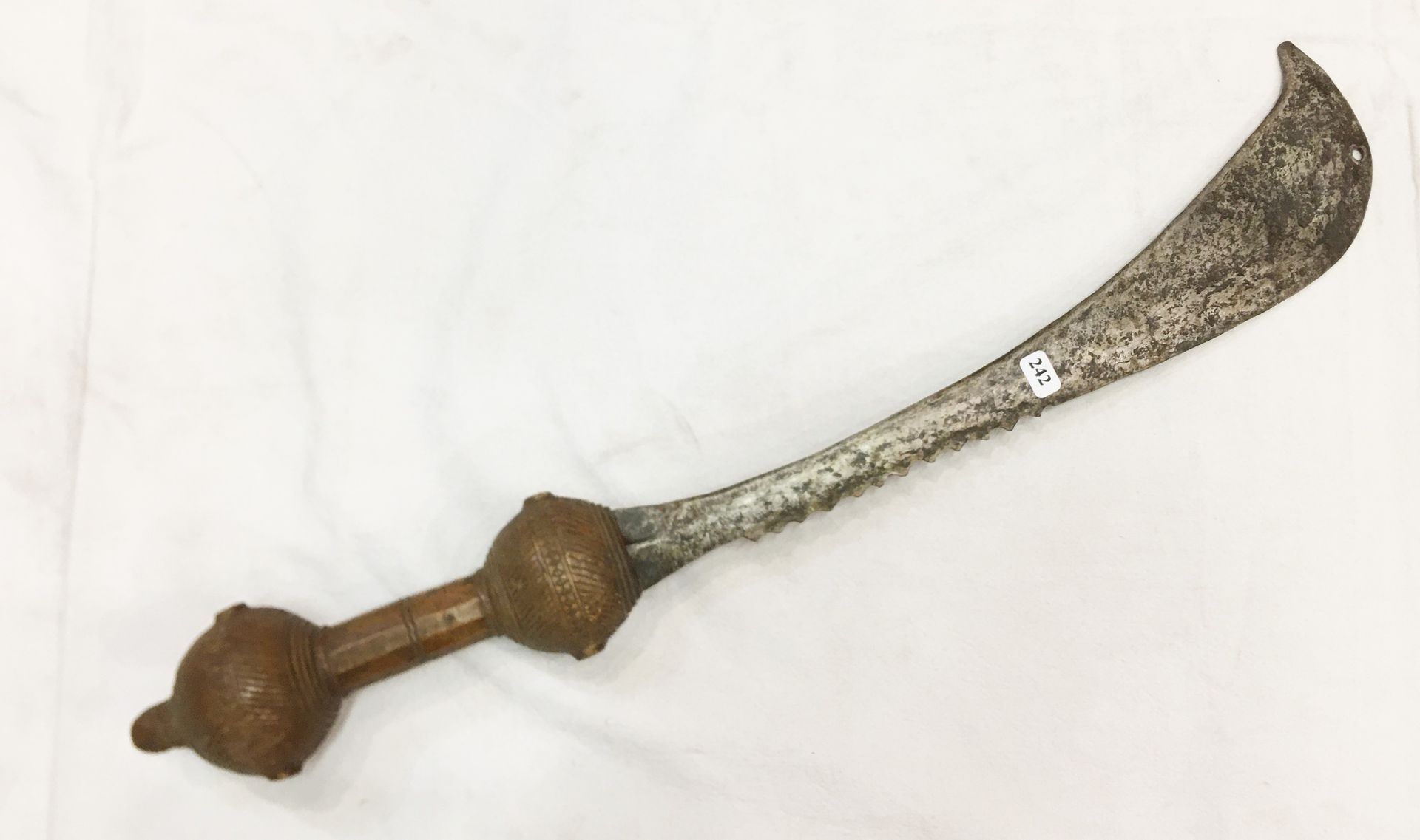 Null 阿散蒂仪式用的剑。加纳，铁和木材。雕刻的手柄原本是用金箔覆盖的。使用时的旧斑纹。长：55厘米