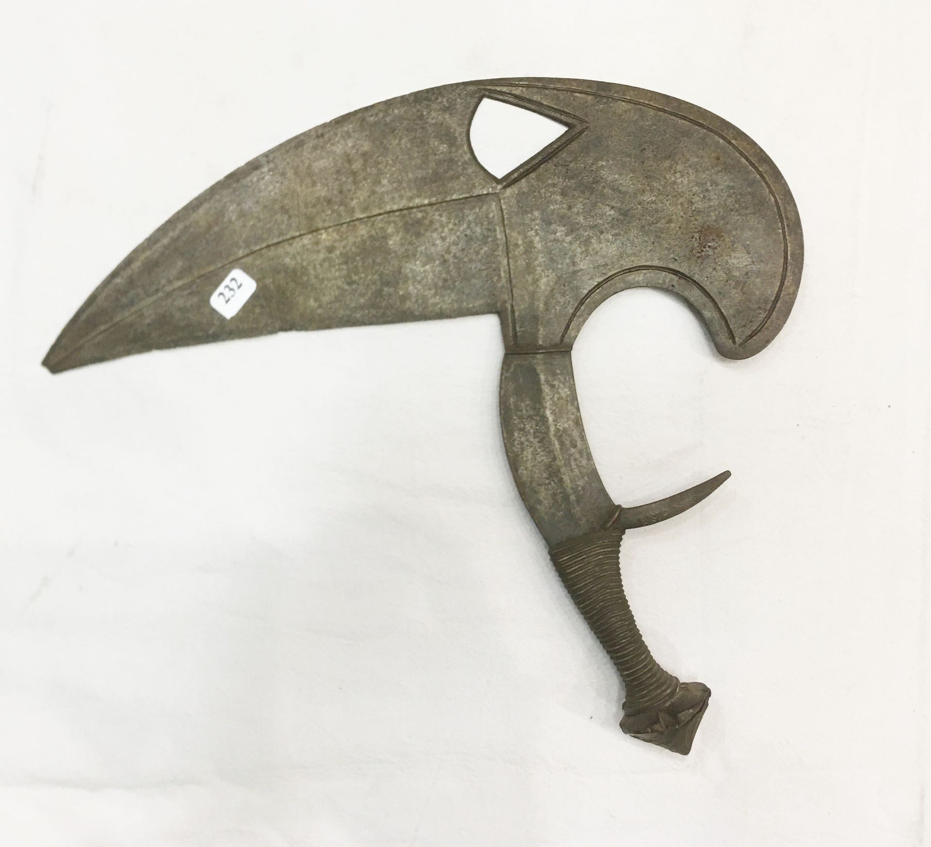 Null KOTA 加蓬投掷刀 形状为鸟头，手柄上覆盖有金属。使用时的旧斑纹。L. : 29 cm