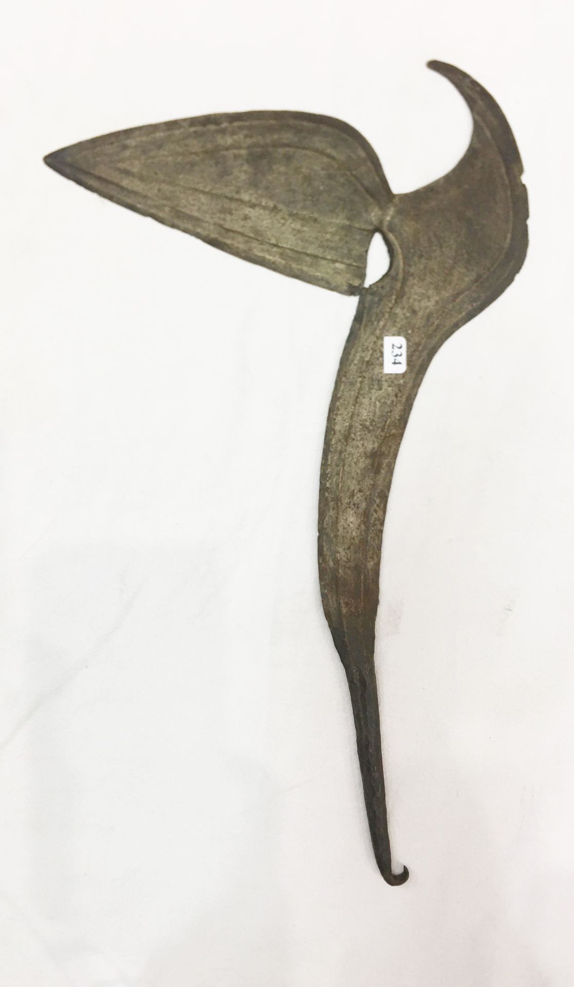 Null 科塔地区的投掷刀。加蓬。铁质，有古老的铜锈。

长：41厘米