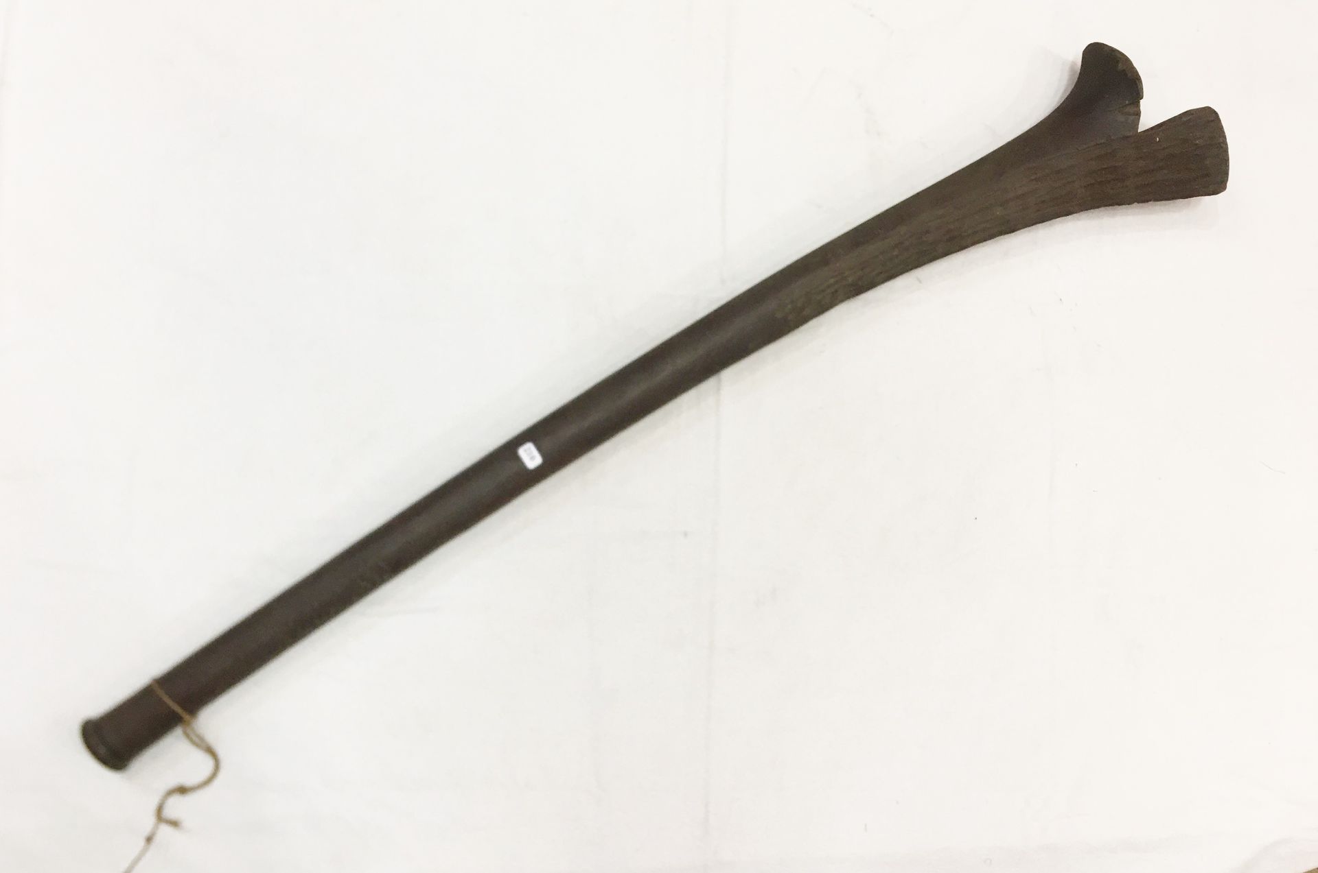 Null 盐渍 "俱乐部斐济群岛。狼牙棒被雕刻成 "步枪枪托"。硬木，有使用过的旧斑纹。长：85厘米