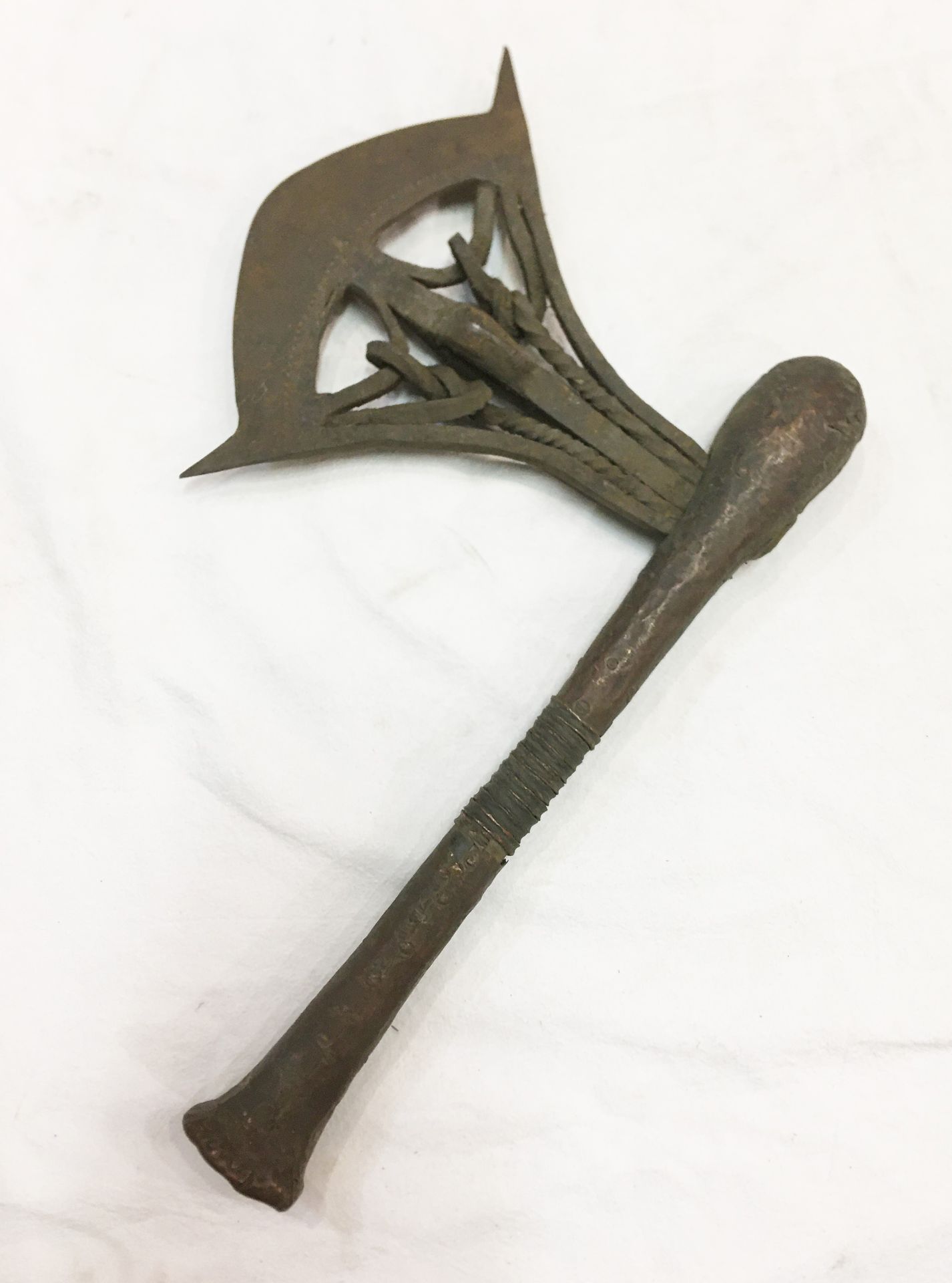 Null 由金属、木头和铜制成的大型古代威望斧。宋业。刚果。铁制的刀刃上有两个锻造的头，刀柄上有钉子的铜片。高度：34厘米。使用时的旧斑纹。