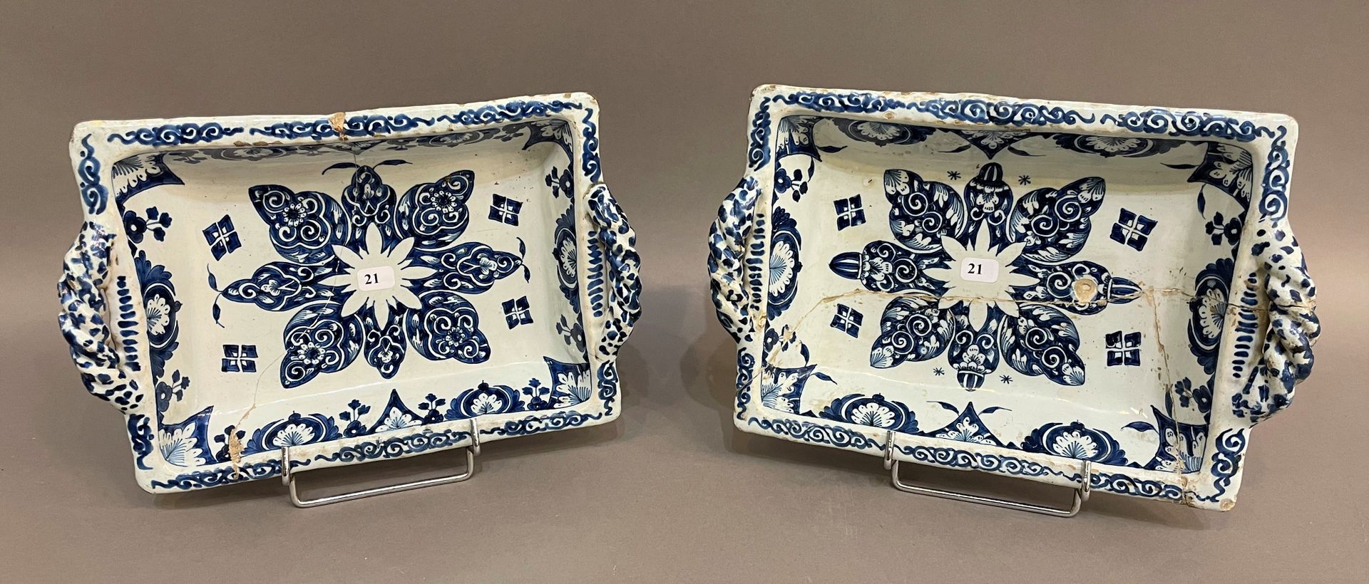 Null 鲁昂

2个带绳柄的长方形陶罐，以蓝色单色装饰，中间有一个辐射状的花环，边缘有花钵和叶子。

波特拉的制造。18世纪初。

L. 27 cm.

事故&hellip;