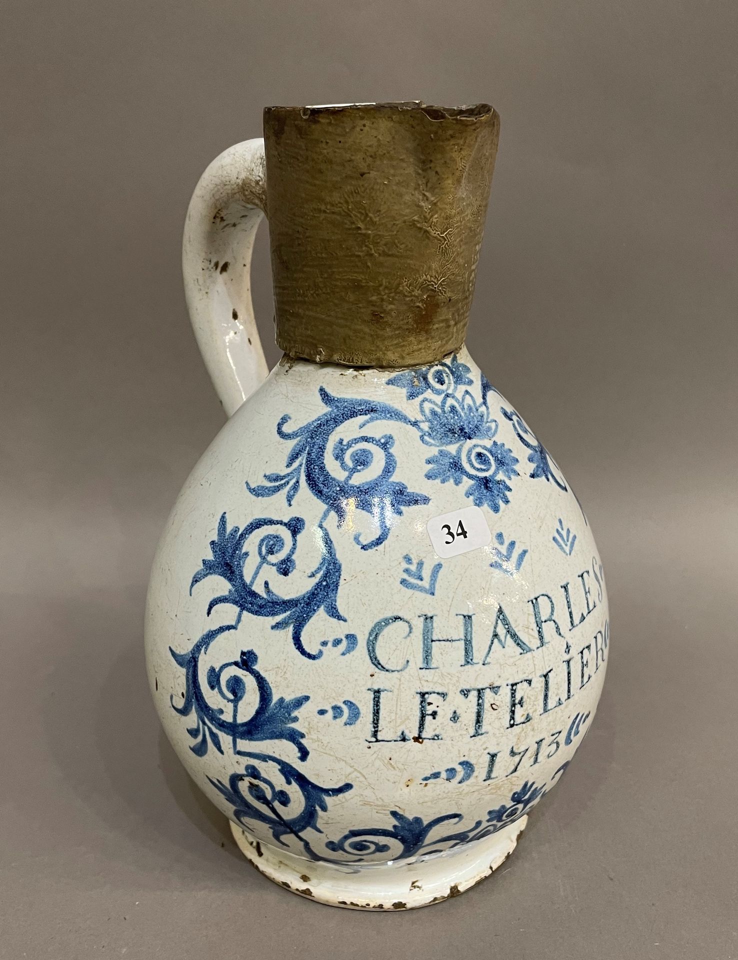 Null 内韦尔

陶罐以蓝色单色装饰，上面有 "Charles Le Telier "的名字和1713年的日期，是一个由树叶环绕的徽章。18世纪初。

H.2&hellip;
