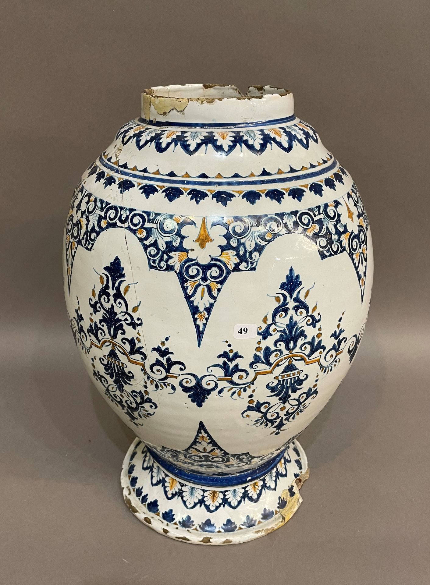 Null Rouen ou Paris

Vase de forme ovoïde en faïence à décor en camaïeu bleu et &hellip;