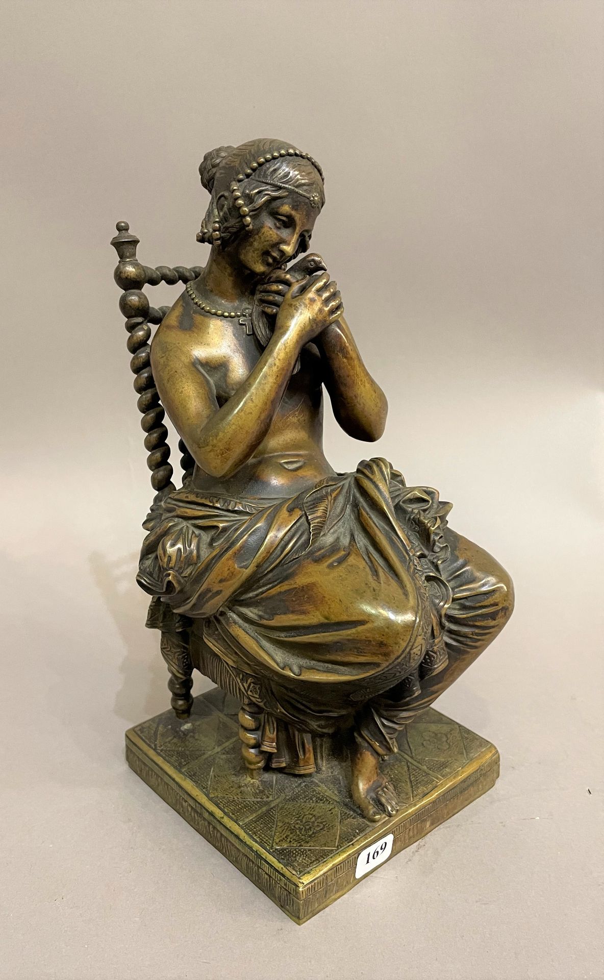 Null 普拉迪尔-詹姆斯（1790-1852）。

"带鸟的女人 "主题的铜雕，在露台上签名，19世纪末。

H.25厘米，长12厘米