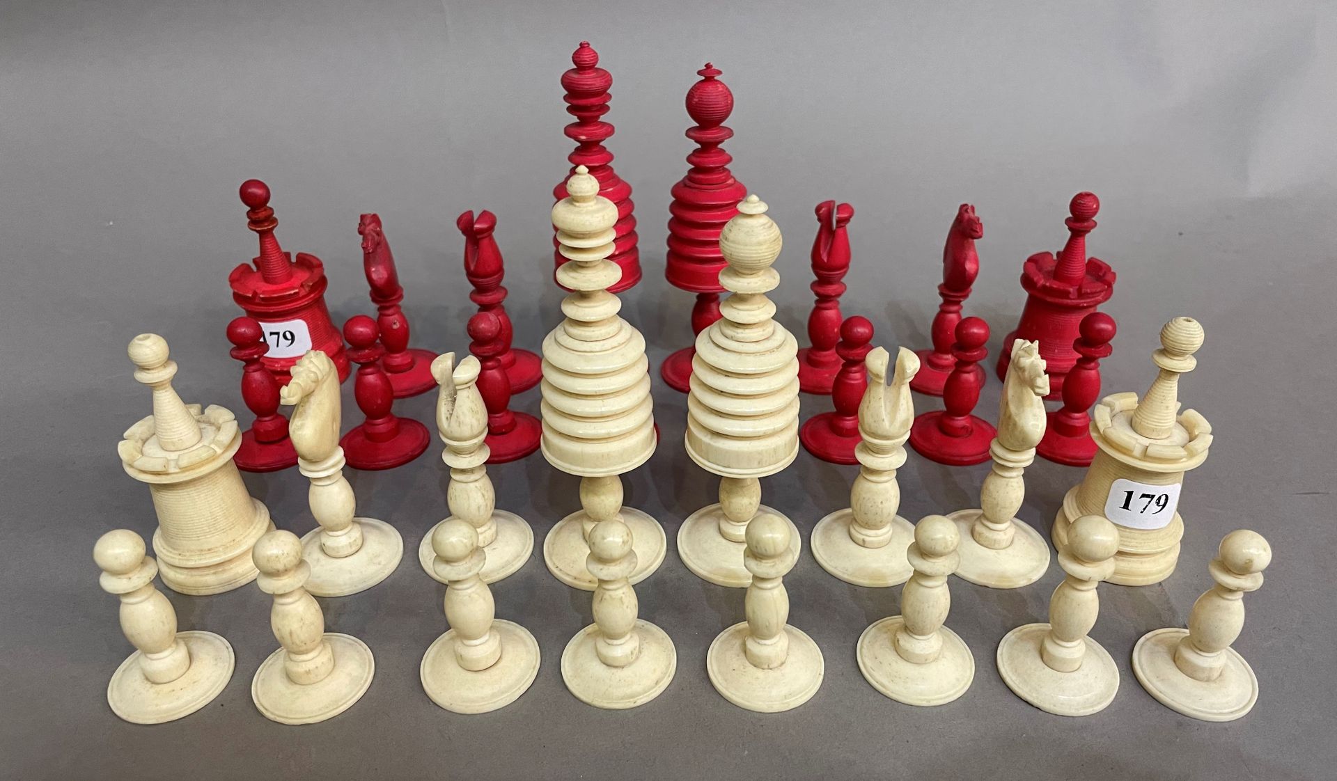 Null Schachspiel aus geschnitztem Knochen komplett.

XIX°.

H. Turm 7 cm

H. Kön&hellip;