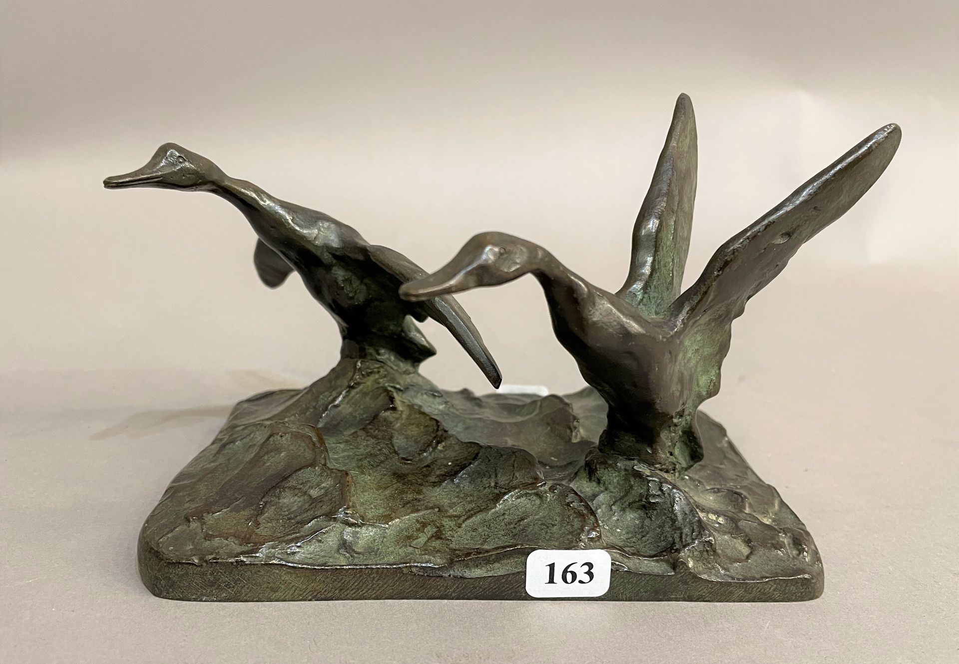 Null PETHORAIN（20世纪初）。

"一对鸭子的飞行 "主题，青铜镀层和凹槽，露台上签名

20世纪初

H.10厘米，长16厘米