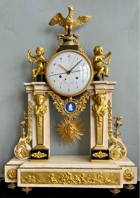 Null Un orologio da portico in marmo bianco e nero, decorato in bronzo cesellato&hellip;