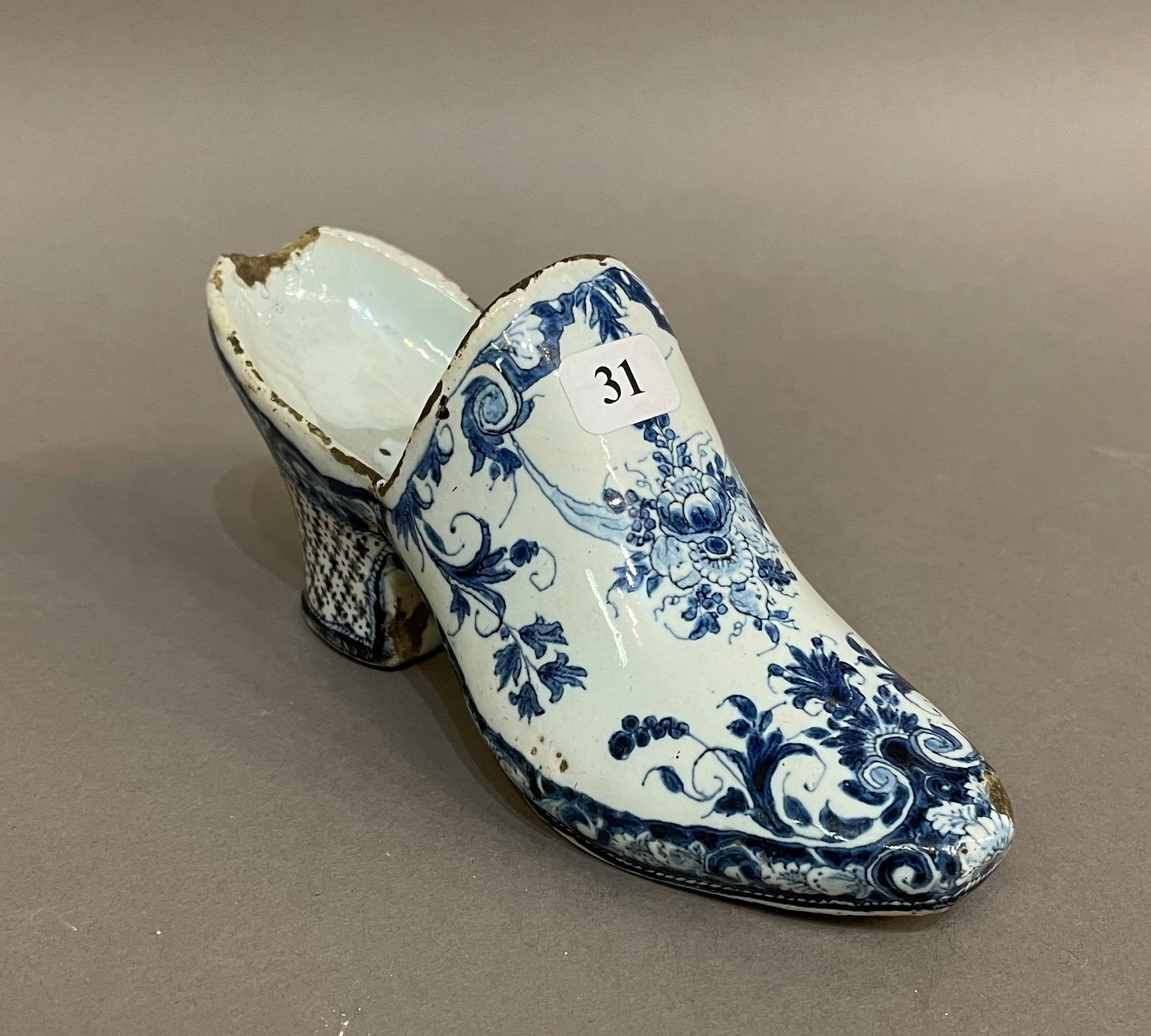 Null 鲁昂

一只陶鞋，上面装饰着花环、窗帘和树叶，鞋跟上装饰着红色和蓝色的花架。18世纪的前三分之一。

L. 15 cm.事故。