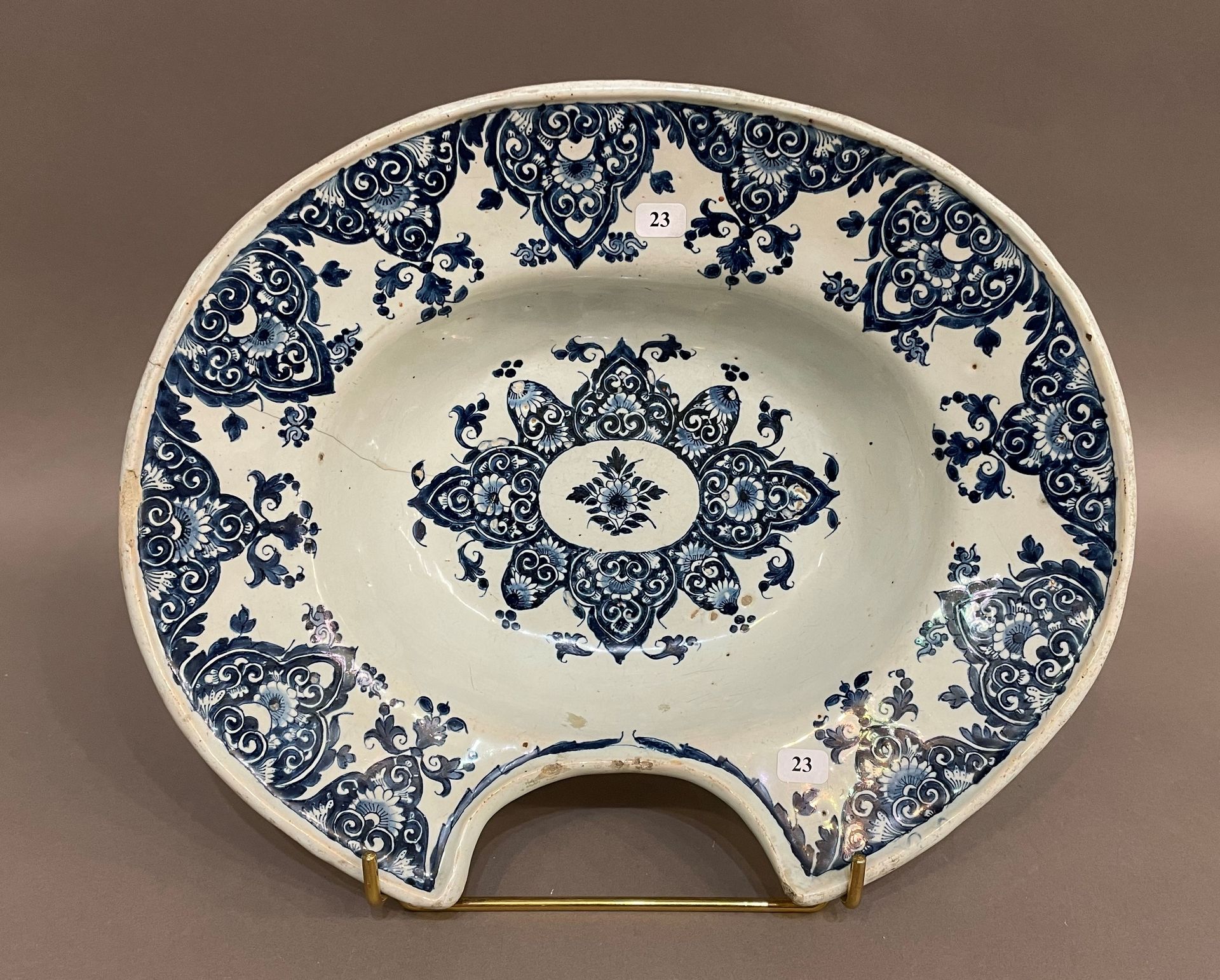 Null 鲁昂

椭圆形陶器胡盆，蓝色的单色装饰，中间是放射状的花环，翅膀上有叶子的装饰。

波特拉的制造。18世纪初。

L. 35 cm.

裂缝和断裂。
