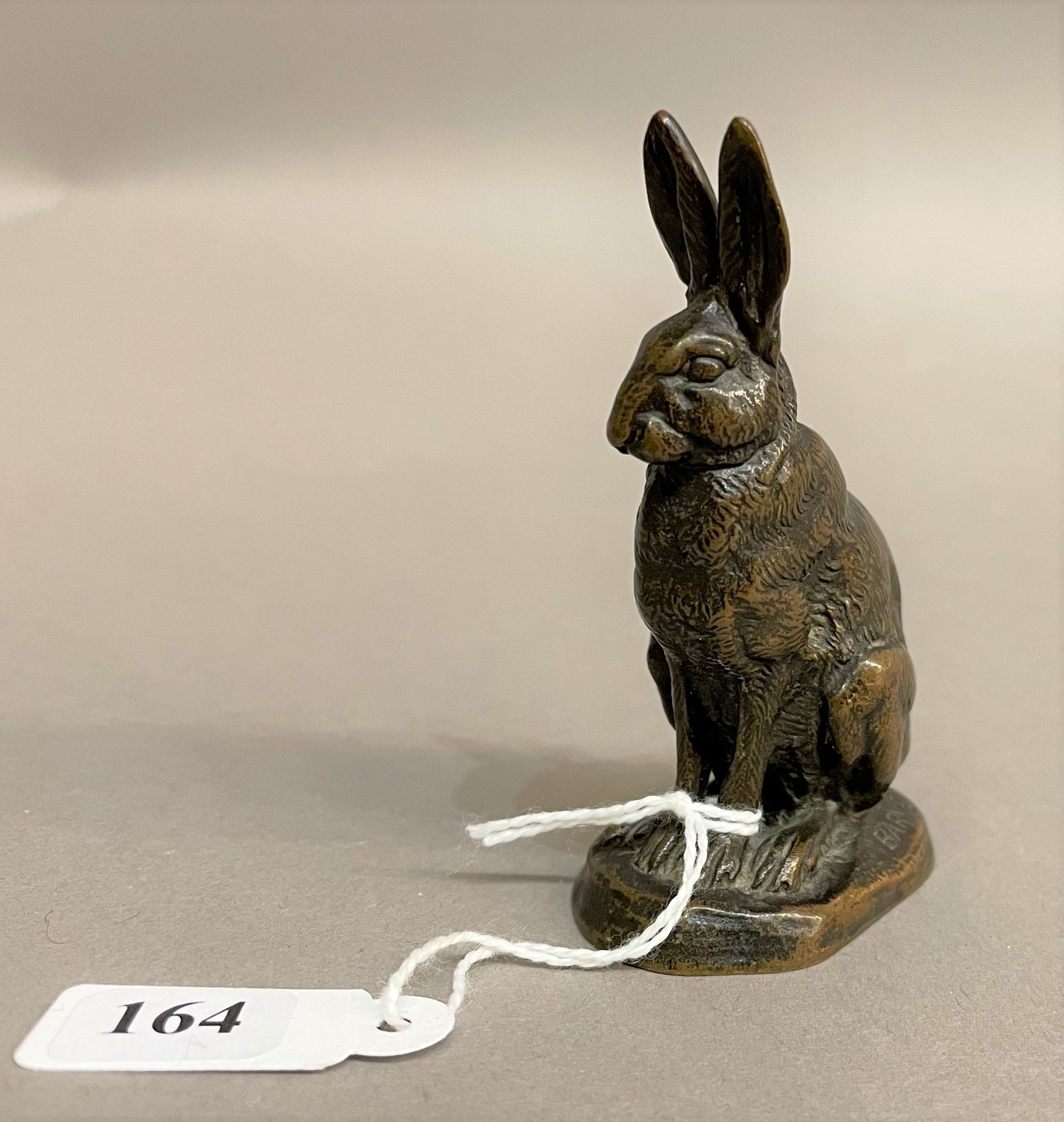 Null 巴里-安托万-路易斯（1795-1875）。

"坐着的野兔 "主题，青铜镀层和凹槽，在露台上签名 - Barbedienne铸造厂

十九世纪末

&hellip;