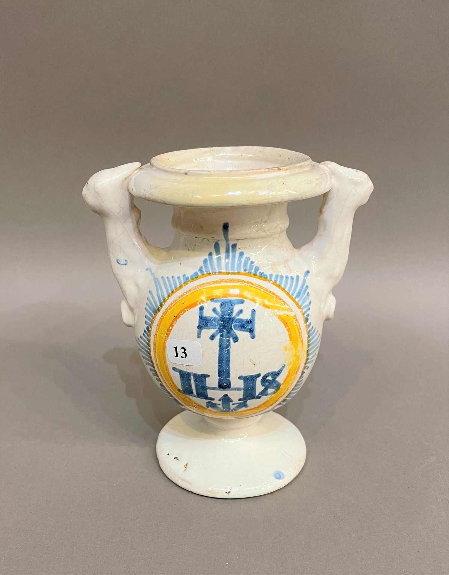 Null 内韦尔

祭坛花瓶为陶器，呈柱状，有两个把手，形状为奇美拉的头，蓝色和橙色的装饰为放射状的IHS字样。

17世纪。

H.17厘米。

修复了琴颈上&hellip;