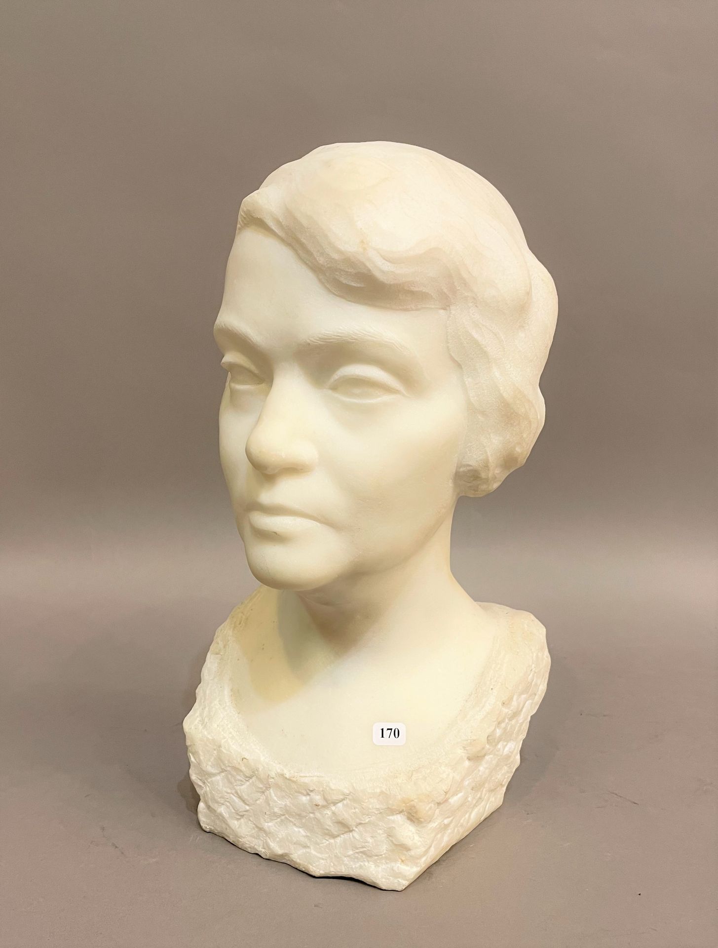 Null 弗里森达尔（1886-1948）。

卡拉拉大理石雕刻主题 "半身女人"，已签名

H.40厘米，长20厘米