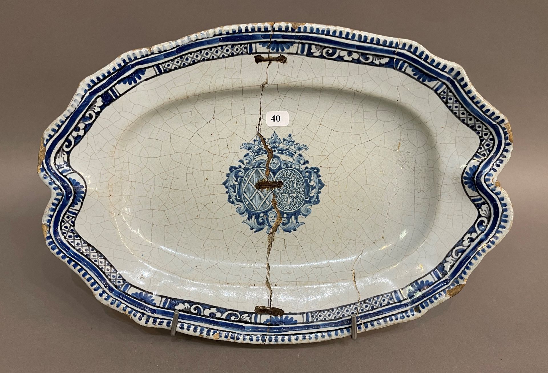 Null Francia

Plato ovalado de loza con decoración monocroma azul de un escudo d&hellip;