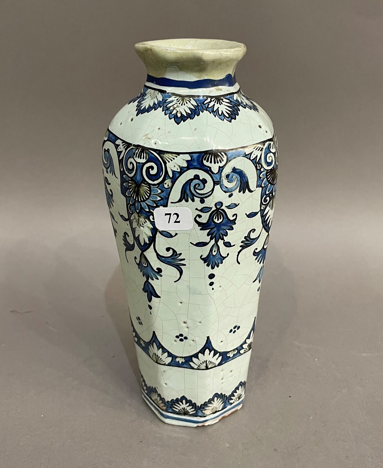 Null Rouen

Vase à pans coupés en faïence à décor en camaïeu bleu de lambrequins&hellip;