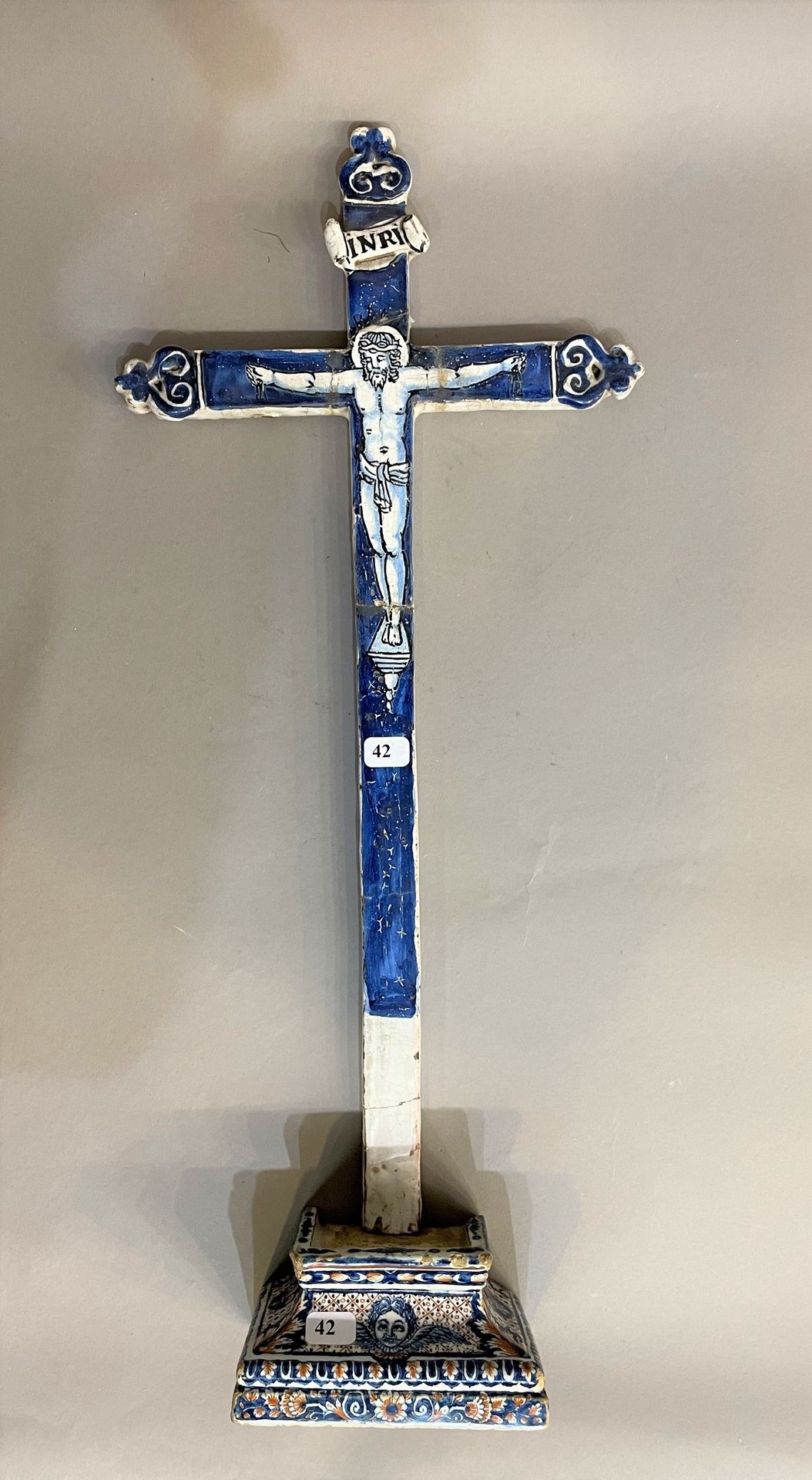 Null Rouen Lot : Crucifix et base de crucifix en faïence, la croix à décor en ca&hellip;