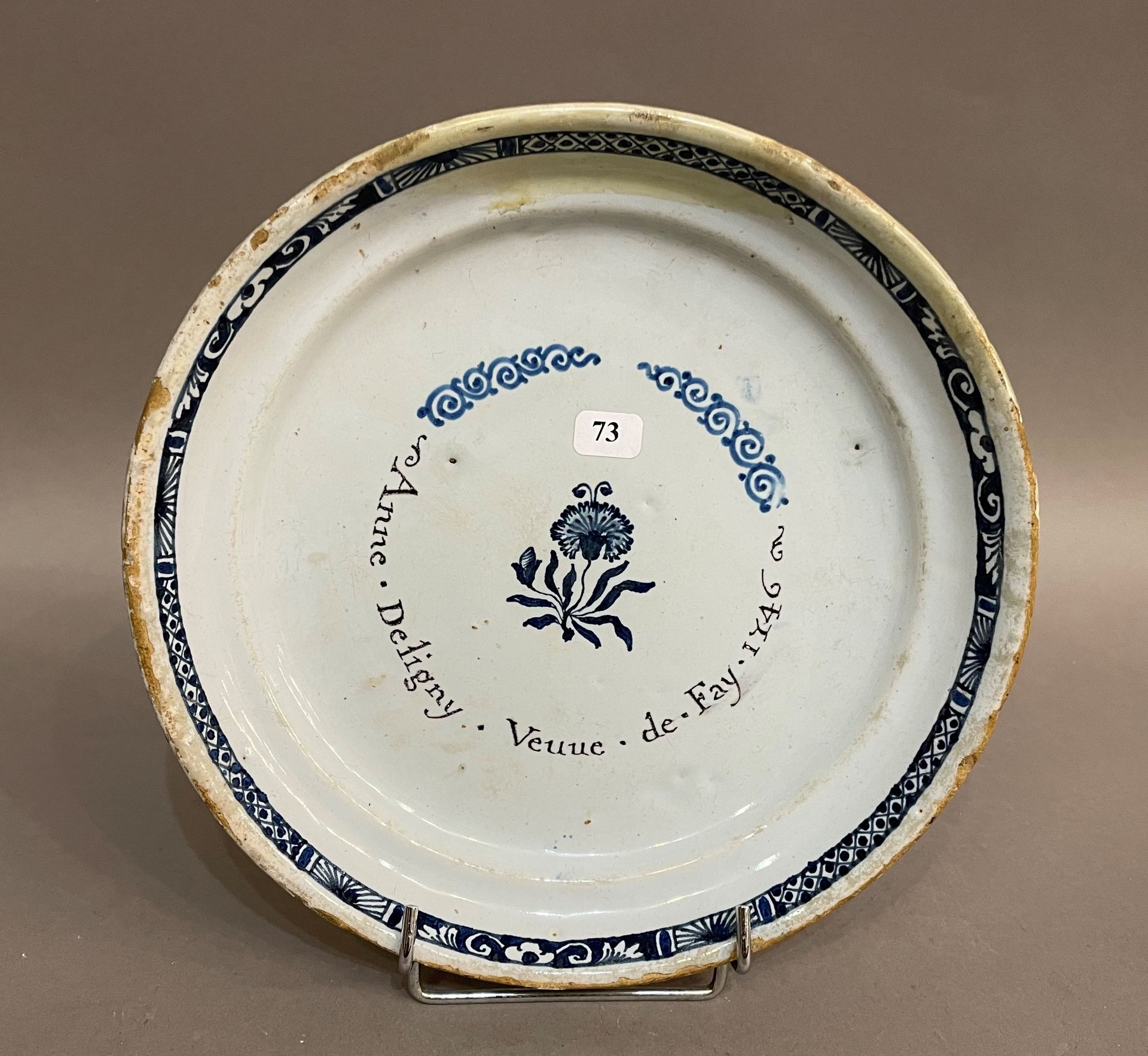 Null 鲁昂

陶器盘子，中间有蓝色camaïeu装饰的花朵，周围有 "Anne Deligny Veuve de Fay "的名字和1746年的日期，边缘有&hellip;