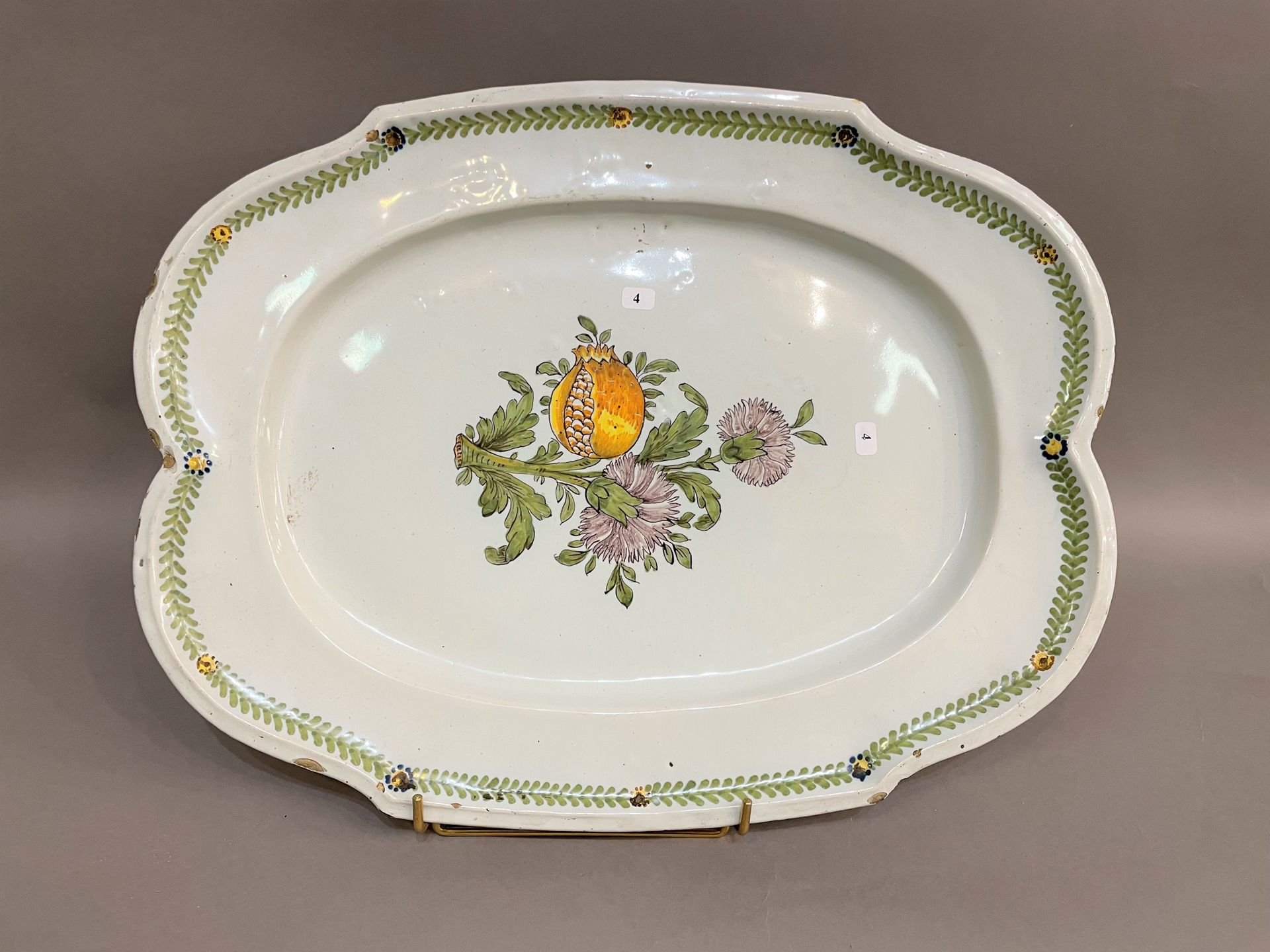 Null 德国

椭圆形的陶盘，中间有康乃馨和石榴的多色装饰，翼上有花环装饰的叶子。背面标有：锰制D.C.。

18世纪。

L. 51 cm X 38 cm。&hellip;